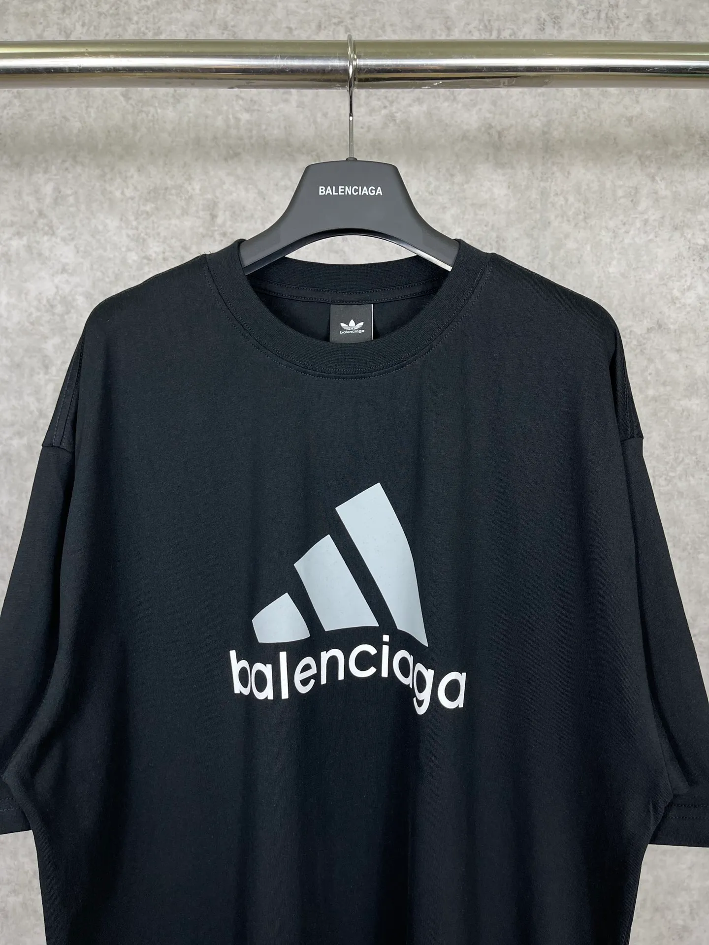🅿️174 Actual pictures [Top version. Official website quality] BALENCI*GA/Paris co-branded Adidas front classic LOGO combination printed short-sleeved T-shirt# The fabric is made of Paris ZP custom-woven and dyed cotton double yarn. Weighing 260 grams, the cloth surface is clean. The cloth pattern is clear, soft and comfortable. The color fastness is good. It is not easy to change color. The threads are dyed with no color difference. The classic letter LOGO printing uses imported glue. The effect is three-dimensional and has no burrs. It is produced according to the pictures in the Jubie market. Welcome to compare. Restored brick cabinets. The version adopts OS loose shoulder version. Same style for men and women. Code: BL223076 Color: black. white. red. blue. sapphire blue Size: XS to L