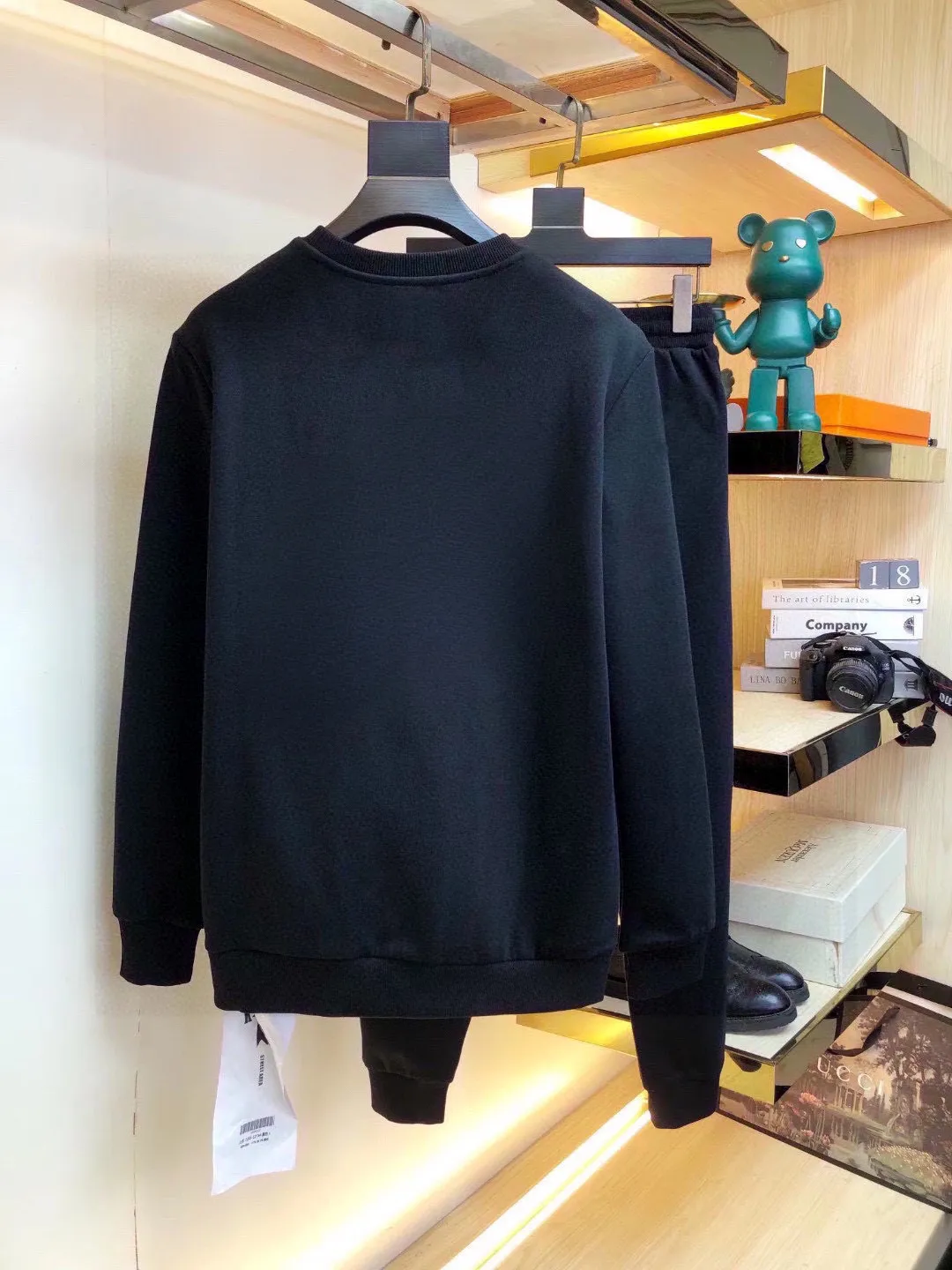 🅿️400 direct batch brand [BALENCIAGA] (thick velvet) 2025 autumn and winter new products, celebrities' favorite fashion-flavored casual suits, clean and neat tailoring, full of urban style. Made of high-quality customized fabrics, the inner warmth is excellent, the hand feels soft and dry, and the upper body effect is crisp and stylish. The three-dimensional cutting process and the pattern are all of high standards, and the silhouette version has the right benefits! It is not tight at all, and you feel good when you put it on. So many top-quality raw materials create high-end products with unparalleled value. It is the first choice for high-end fashion people. (Size: M-4XL can wear up to 200 pounds)