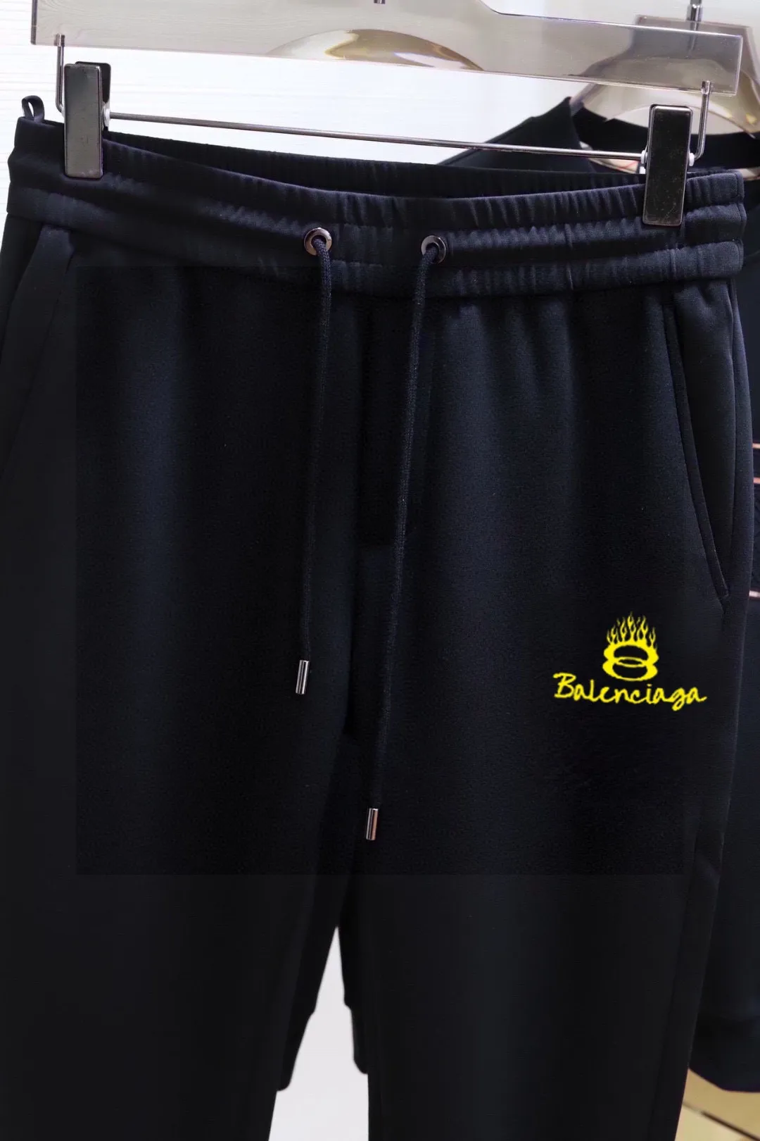 🅿️400 direct batch brand [BALENCIAGA] (thick velvet) 2025 autumn and winter new products, celebrities' favorite fashion-flavored casual suits, clean and neat tailoring, full of urban style. Made of high-quality customized fabrics, the inner warmth is excellent, the hand feels soft and dry, and the upper body effect is crisp and stylish. The three-dimensional cutting process and the pattern are all of high standards, and the silhouette version has the right benefits! It is not tight at all, and you feel good when you put it on. So many top-quality raw materials create high-end products with unparalleled value. It is the first choice for high-end fashion people. (Size: M-4XL can wear up to 200 pounds)
