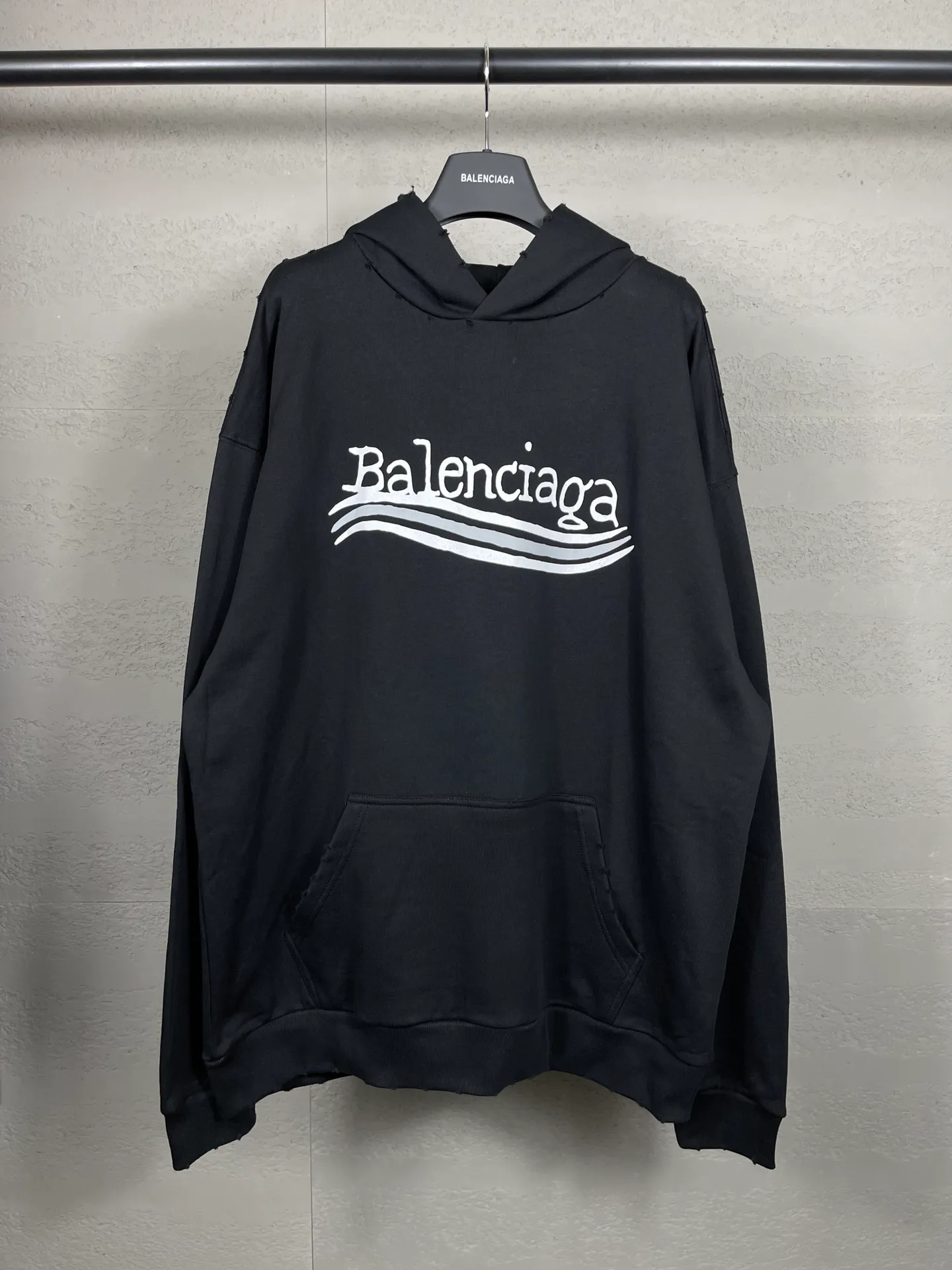 🅿️300 real photos [Top version. Official website quality] BALENCI*GA/Paris#New front and rear Coke classic LOGO graffiti hooded sweatshirt#2023 autumn and winter new style. Brick cabinet synchronization.                       The fabric is made of Paris ZP custom-woven and dyed cotton sweatshirt. The weight is 450 grams. The cloth surface is clean. The cloth pattern is clear, soft and comfortable. The color fastness is good. It is not easy to change color. The printing uses a circular machine to imitate hand-painted effects. There are no burrs. The color is returned to the original board and the brick cabinet is restored. The version adopts OS loose shoulder design. Same style for men and women. Code: BL238065 Color: Black Size: XS S M L