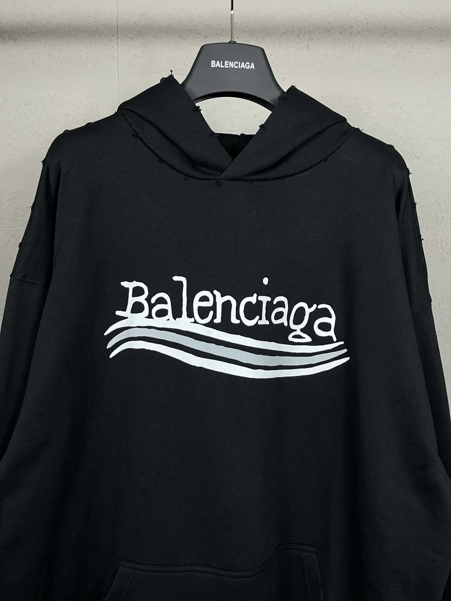 🅿️300 real photos [Top version. Official website quality] BALENCI*GA/Paris#New front and rear Coke classic LOGO graffiti hooded sweatshirt#2023 autumn and winter new style. Brick cabinet synchronization.                       The fabric is made of Paris ZP custom-woven and dyed cotton sweatshirt. The weight is 450 grams. The cloth surface is clean. The cloth pattern is clear, soft and comfortable. The color fastness is good. It is not easy to change color. The printing uses a circular machine to imitate hand-painted effects. There are no burrs. The color is returned to the original board and the brick cabinet is restored. The version adopts OS loose shoulder design. Same style for men and women. Code: BL238065 Color: Black Size: XS S M L