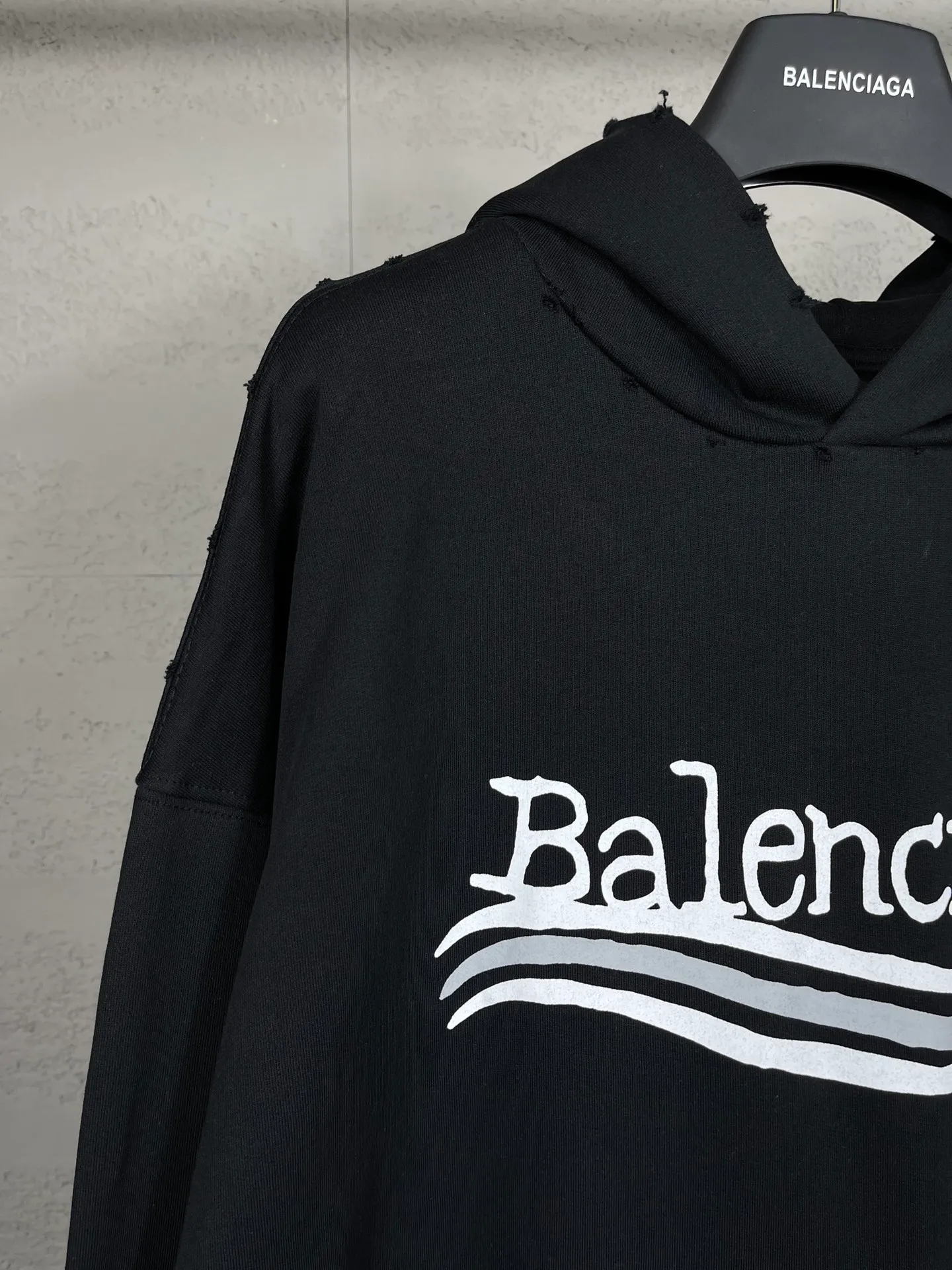 🅿️300 real photos [Top version. Official website quality] BALENCI*GA/Paris#New front and rear Coke classic LOGO graffiti hooded sweatshirt#2023 autumn and winter new style. Brick cabinet synchronization.                       The fabric is made of Paris ZP custom-woven and dyed cotton sweatshirt. The weight is 450 grams. The cloth surface is clean. The cloth pattern is clear, soft and comfortable. The color fastness is good. It is not easy to change color. The printing uses a circular machine to imitate hand-painted effects. There are no burrs. The color is returned to the original board and the brick cabinet is restored. The version adopts OS loose shoulder design. Same style for men and women. Code: BL238065 Color: Black Size: XS S M L