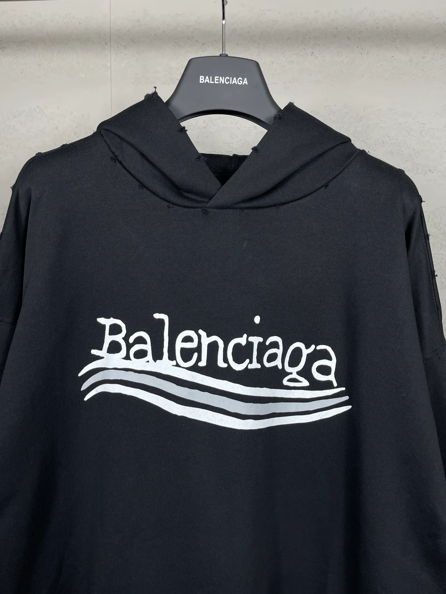 🅿️300 real photos [Top version. Official website quality] BALENCI*GA/Paris#New front and rear Coke classic LOGO graffiti hooded sweatshirt#2023 autumn and winter new style. Brick cabinet synchronization.                       The fabric is made of Paris ZP custom-woven and dyed cotton sweatshirt. The weight is 450 grams. The cloth surface is clean. The cloth pattern is clear, soft and comfortable. The color fastness is good. It is not easy to change color. The printing uses a circular machine to imitate hand-painted effects. There are no burrs. The color is returned to the original board and the brick cabinet is restored. The version adopts OS loose shoulder design. Same style for men and women. Code: BL238065 Color: Black Size: XS S M L