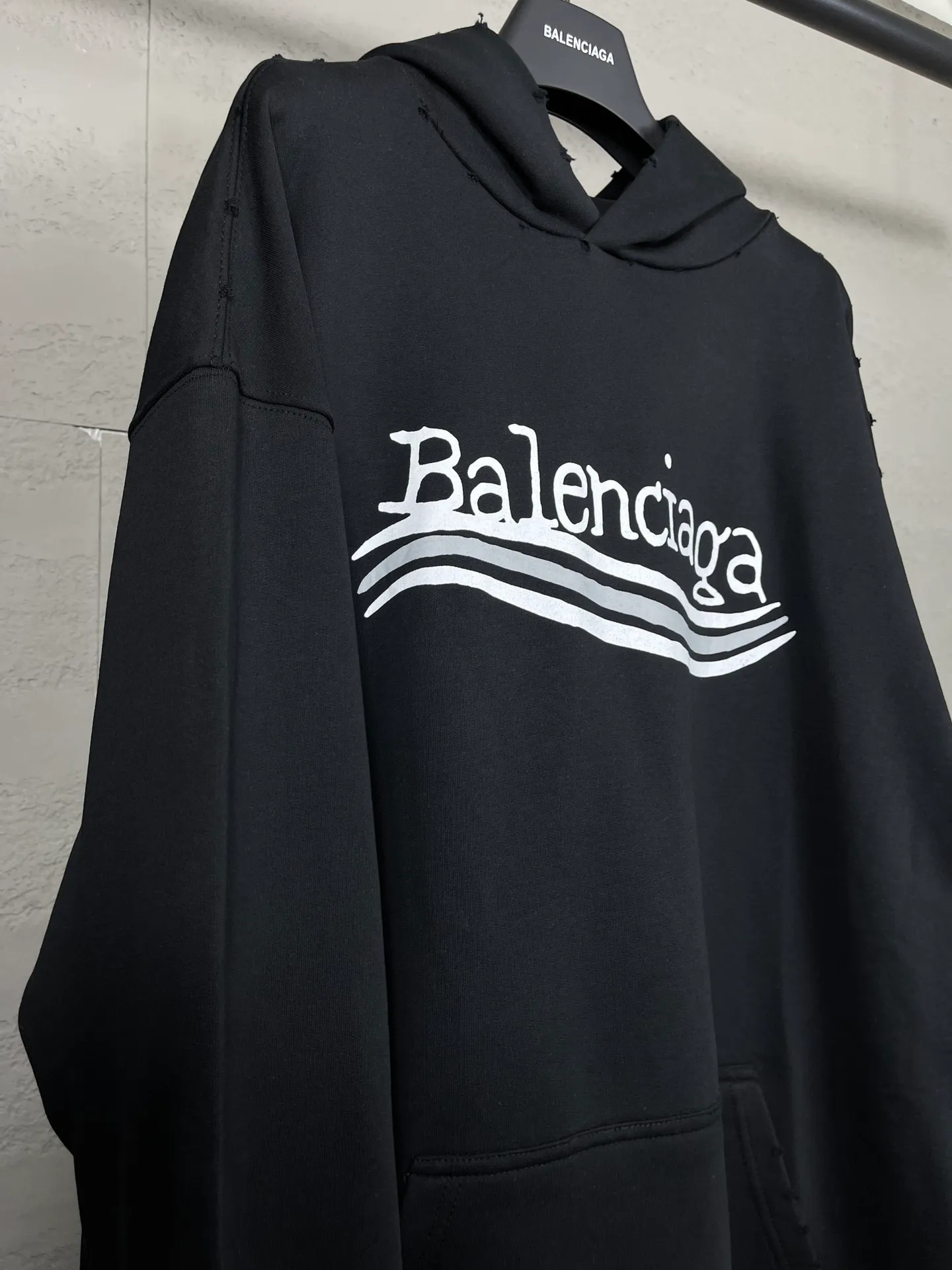 🅿️300 real photos [Top version. Official website quality] BALENCI*GA/Paris#New front and rear Coke classic LOGO graffiti hooded sweatshirt#2023 autumn and winter new style. Brick cabinet synchronization.                       The fabric is made of Paris ZP custom-woven and dyed cotton sweatshirt. The weight is 450 grams. The cloth surface is clean. The cloth pattern is clear, soft and comfortable. The color fastness is good. It is not easy to change color. The printing uses a circular machine to imitate hand-painted effects. There are no burrs. The color is returned to the original board and the brick cabinet is restored. The version adopts OS loose shoulder design. Same style for men and women. Code: BL238065 Color: Black Size: XS S M L