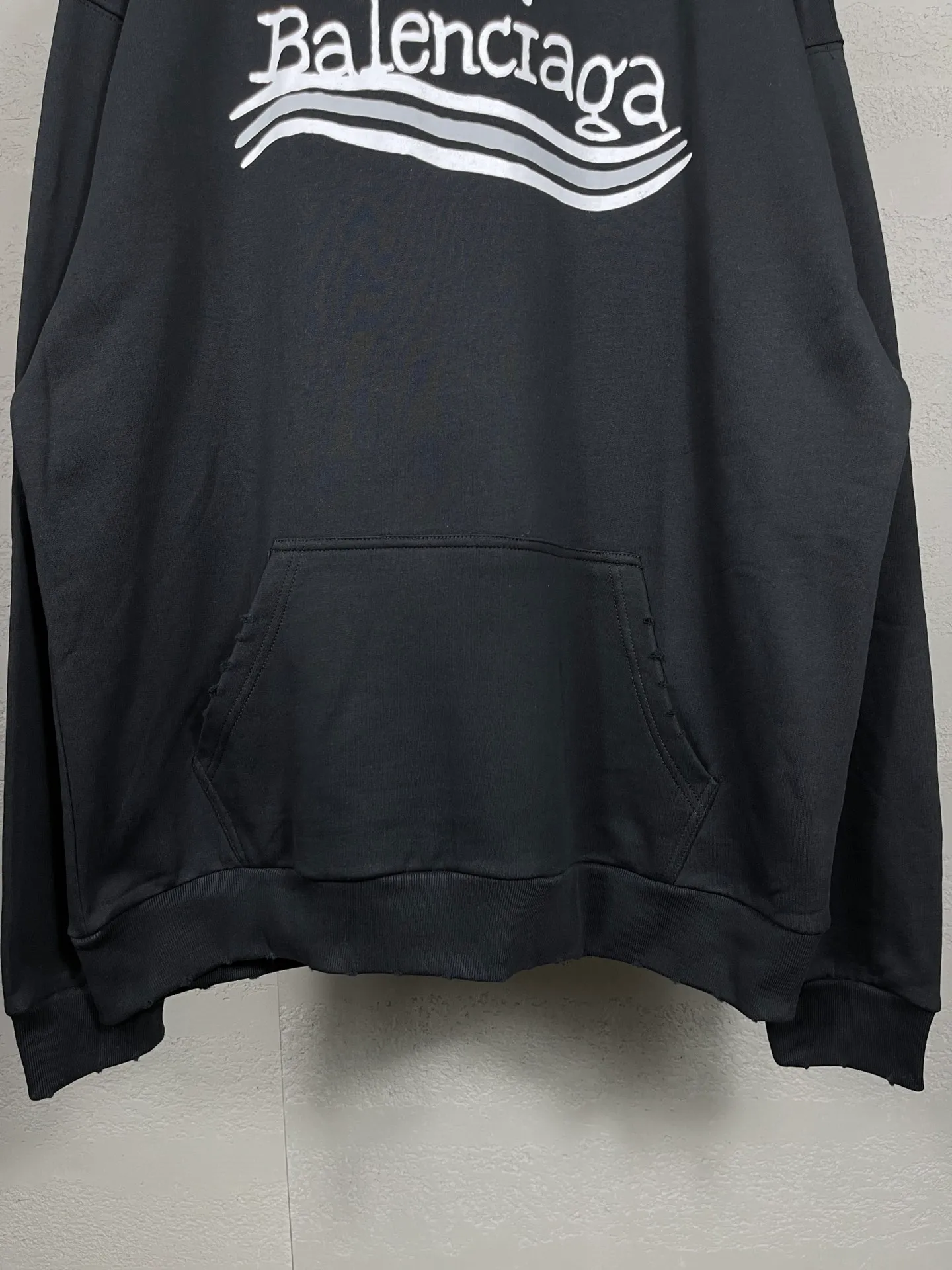 🅿️300 real photos [Top version. Official website quality] BALENCI*GA/Paris#New front and rear Coke classic LOGO graffiti hooded sweatshirt#2023 autumn and winter new style. Brick cabinet synchronization.                       The fabric is made of Paris ZP custom-woven and dyed cotton sweatshirt. The weight is 450 grams. The cloth surface is clean. The cloth pattern is clear, soft and comfortable. The color fastness is good. It is not easy to change color. The printing uses a circular machine to imitate hand-painted effects. There are no burrs. The color is returned to the original board and the brick cabinet is restored. The version adopts OS loose shoulder design. Same style for men and women. Code: BL238065 Color: Black Size: XS S M L
