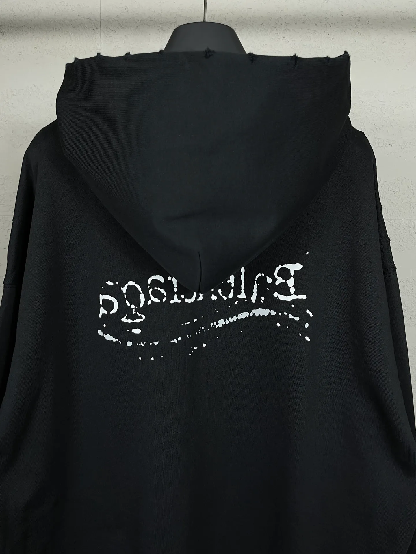 🅿️300 real photos [Top version. Official website quality] BALENCI*GA/Paris#New front and rear Coke classic LOGO graffiti hooded sweatshirt#2023 autumn and winter new style. Brick cabinet synchronization.                       The fabric is made of Paris ZP custom-woven and dyed cotton sweatshirt. The weight is 450 grams. The cloth surface is clean. The cloth pattern is clear, soft and comfortable. The color fastness is good. It is not easy to change color. The printing uses a circular machine to imitate hand-painted effects. There are no burrs. The color is returned to the original board and the brick cabinet is restored. The version adopts OS loose shoulder design. Same style for men and women. Code: BL238065 Color: Black Size: XS S M L