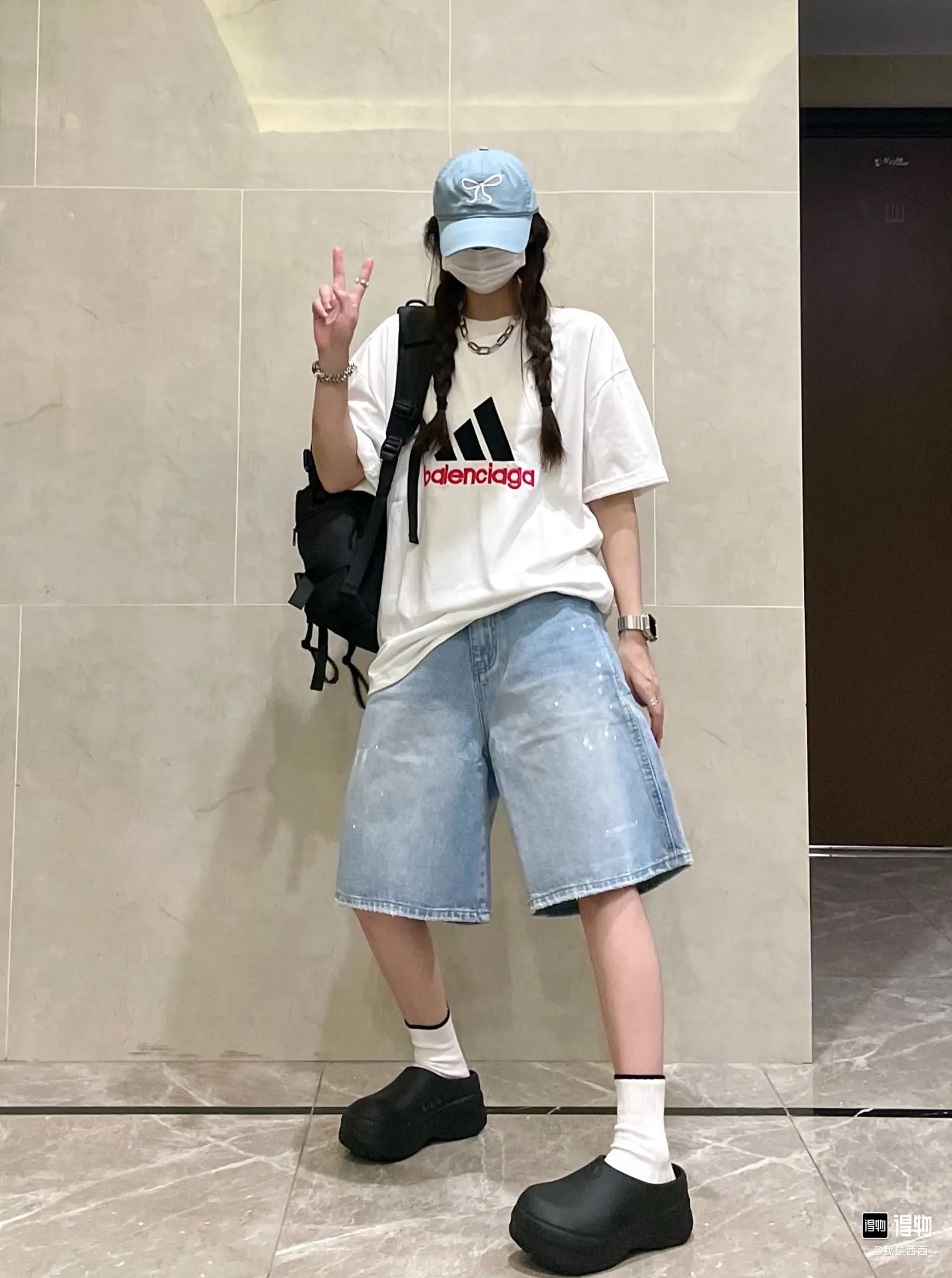 🎀Hot model pictures🎀[Updated] Top tested version BALENCIAGA/ADIDAS Balenciaga co-branded Adidas embroidered letters round neck short-sleeved T-shirt is a hot topic at the moment🔥Quality ceiling It seems to be a simple printing or embroidery, but it is not simple at all. 100% imported machine restoration, details, workmanship and fabrics are consistent with the original ones. Guaranteed no color difference with the counter. Feel free to compare ⚠️Note that the threaded collars are all original collars of certain Paris and Paris, with high wrapping. The width of the collar and cabinets are accurate to millimeters. Thick collars are not easily deformed. The collars of high-end products are all restored to cabinets. This distinguishes the large collars of the world from ordinary garbage. ⚠️Different styles of washed wheat main wheat, including imported wheat, have different colors and codes. Really restore the counter. As we all know, Balenciaga's collar labels in each quarter have different English or different colors. This distinguishes fast food products with the same common main wheat, washed wheat. ⚠️Attention to workmanship, stitching at the neckline, no folds, smooth and natural, no overlapping lines, true restoration ⚠️The fabric is made of 280g Paris-specific double yarn, which is really incomparable with the ordinary version on the market. Correct printing details, correct double yarn high weight thread, correct packaging details, all-round restoration of workmanship, all-round restoration of packaging P:270 Color: black white green SIZE: XS-S-M-L