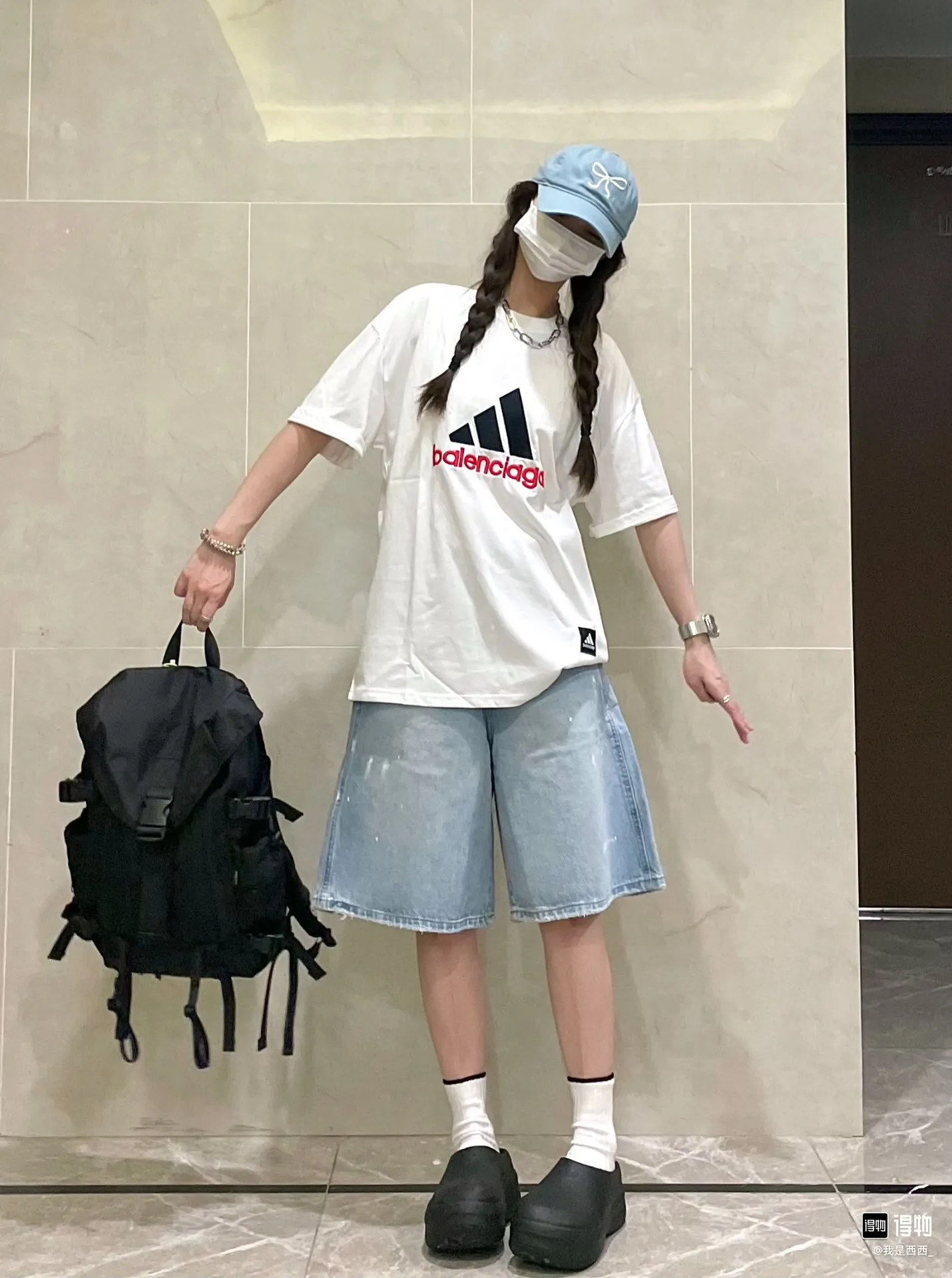 🎀Hot model pictures🎀[Updated] Top tested version BALENCIAGA/ADIDAS Balenciaga co-branded Adidas embroidered letters round neck short-sleeved T-shirt is a hot topic at the moment🔥Quality ceiling It seems to be a simple printing or embroidery, but it is not simple at all. 100% imported machine restoration, details, workmanship and fabrics are consistent with the original ones. Guaranteed no color difference with the counter. Feel free to compare ⚠️Note that the threaded collars are all original collars of certain Paris and Paris, with high wrapping. The width of the collar and cabinets are accurate to millimeters. Thick collars are not easily deformed. The collars of high-end products are all restored to cabinets. This distinguishes the large collars of the world from ordinary garbage. ⚠️Different styles of washed wheat main wheat, including imported wheat, have different colors and codes. Really restore the counter. As we all know, Balenciaga's collar labels in each quarter have different English or different colors. This distinguishes fast food products with the same common main wheat, washed wheat. ⚠️Attention to workmanship, stitching at the neckline, no folds, smooth and natural, no overlapping lines, true restoration ⚠️The fabric is made of 280g Paris-specific double yarn, which is really incomparable with the ordinary version on the market. Correct printing details, correct double yarn high weight thread, correct packaging details, all-round restoration of workmanship, all-round restoration of packaging P:270 Color: black white green SIZE: XS-S-M-L