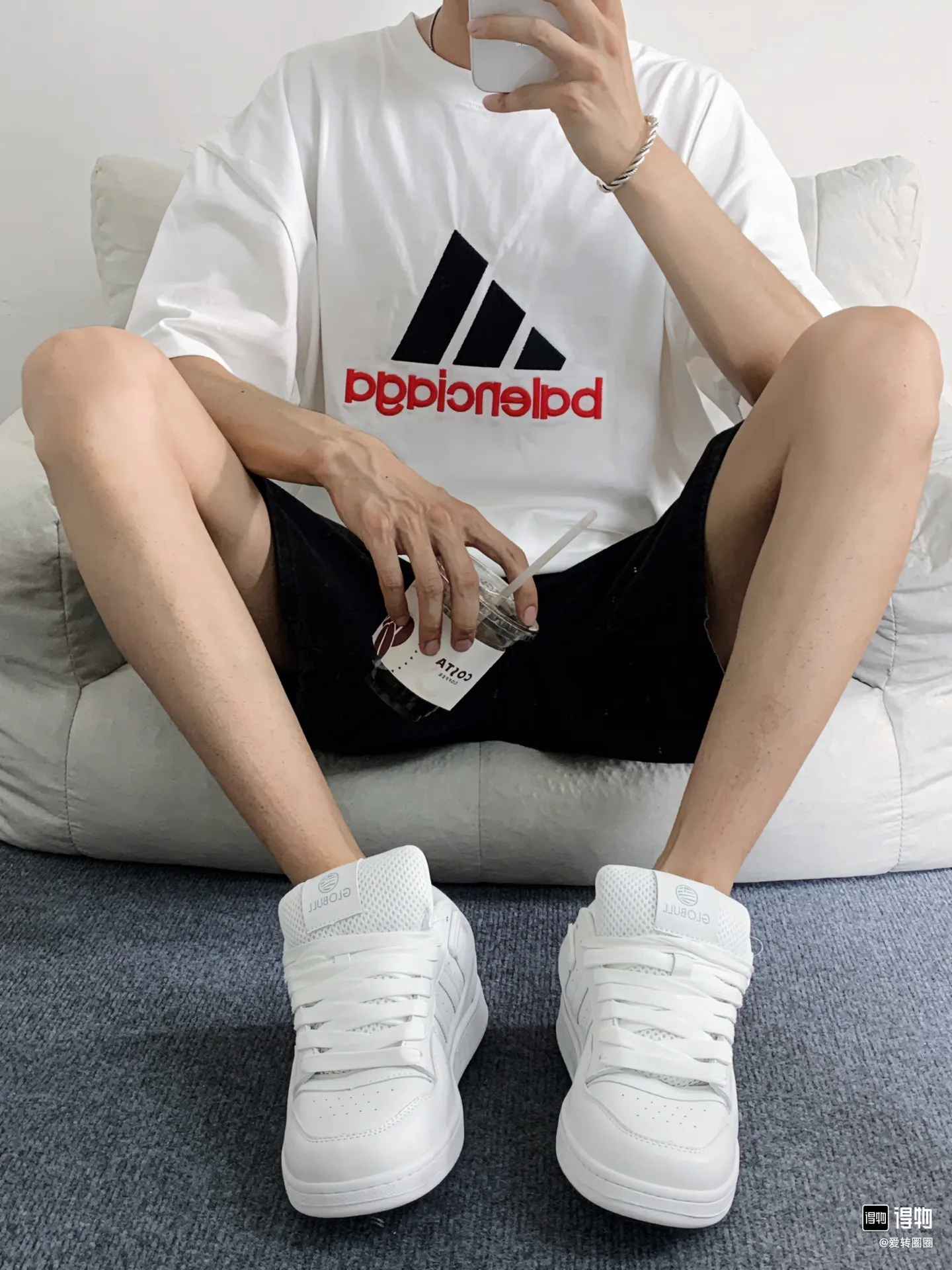 🎀Hot model pictures🎀[Updated] Top tested version BALENCIAGA/ADIDAS Balenciaga co-branded Adidas embroidered letters round neck short-sleeved T-shirt is a hot topic at the moment🔥Quality ceiling It seems to be a simple printing or embroidery, but it is not simple at all. 100% imported machine restoration, details, workmanship and fabrics are consistent with the original ones. Guaranteed no color difference with the counter. Feel free to compare ⚠️Note that the threaded collars are all original collars of certain Paris and Paris, with high wrapping. The width of the collar and cabinets are accurate to millimeters. Thick collars are not easily deformed. The collars of high-end products are all restored to cabinets. This distinguishes the large collars of the world from ordinary garbage. ⚠️Different styles of washed wheat main wheat, including imported wheat, have different colors and codes. Really restore the counter. As we all know, Balenciaga's collar labels in each quarter have different English or different colors. This distinguishes fast food products with the same common main wheat, washed wheat. ⚠️Attention to workmanship, stitching at the neckline, no folds, smooth and natural, no overlapping lines, true restoration ⚠️The fabric is made of 280g Paris-specific double yarn, which is really incomparable with the ordinary version on the market. Correct printing details, correct double yarn high weight thread, correct packaging details, all-round restoration of workmanship, all-round restoration of packaging P:270 Color: black white green SIZE: XS-S-M-L