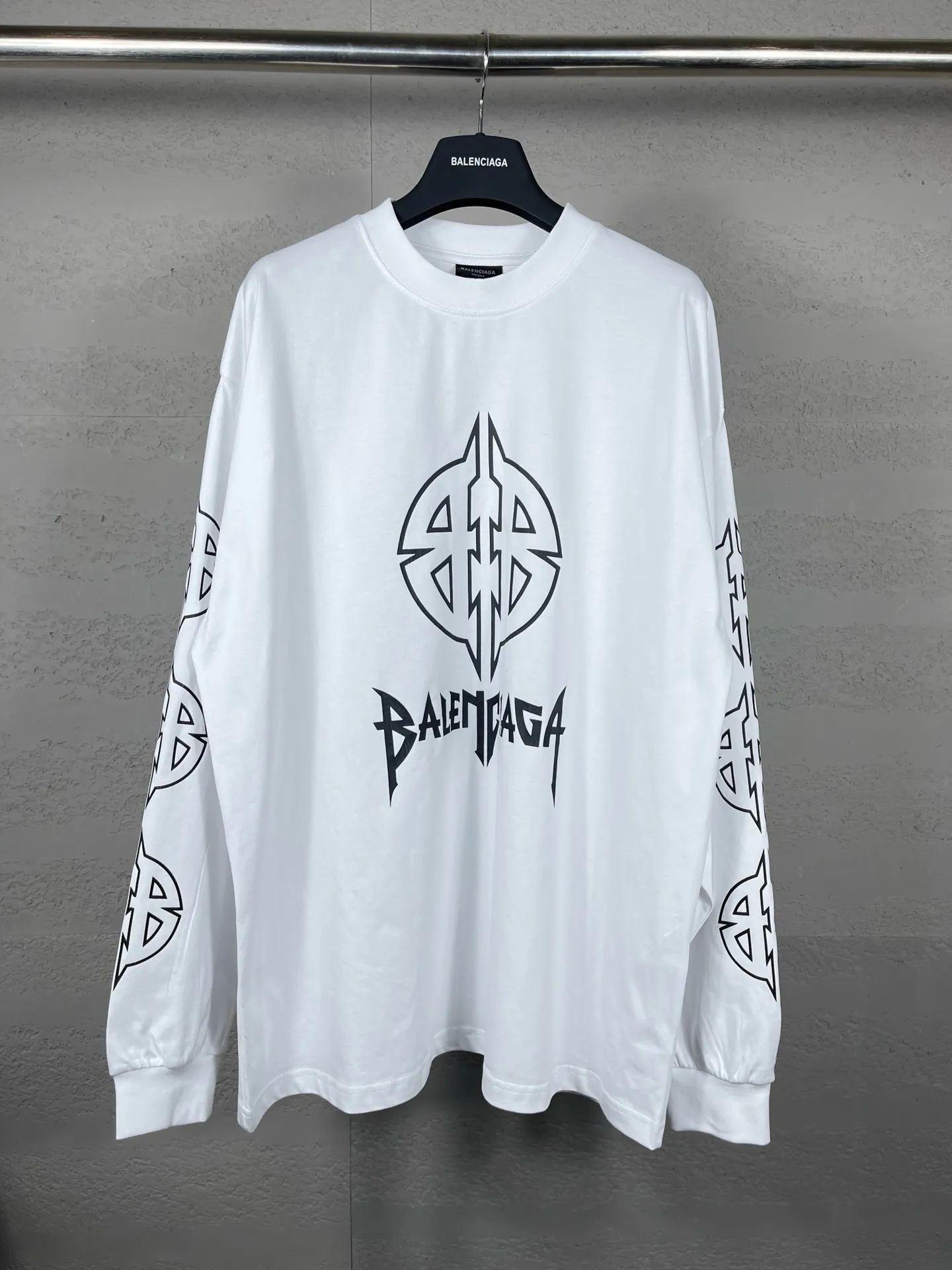 🅿️210 Detailed pictures [Top version. Official website quality] BALENCI*GA/Paris. 2024 new style. Classic LOGO cracked printed long-sleeved T-shirt. Brick cabinet synchronization. Genuine product developed at the first time, enjoy printing and comparison! The fabric is made of Paris ZP custom-woven and dyed cotton with double yarns and compact cotton. The weight is 260 grams. The cloth surface is clean. The cloth pattern is clear, soft and comfortable. The threads are dyed with no color difference. The classic printing is made of environmentally friendly imported materials, and the letters are cracked and printed. The letters are clear and the effect is three-dimensional. Restored brick cabinet. Ready-made clothes are washed and distressed, different market currency, welcome to compare, the version adopts OS loose shoulder version. Same style for men and women Coding: BL225027 Color: dark blue gray, white Size: XS S M L