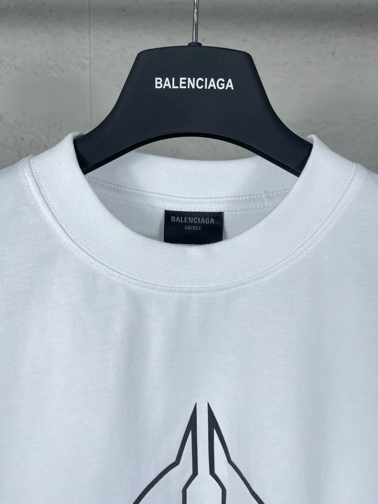 🅿️210 Detailed pictures [Top version. Official website quality] BALENCI*GA/Paris. 2024 new style. Classic LOGO cracked printed long-sleeved T-shirt. Brick cabinet synchronization. Genuine product developed at the first time, enjoy printing and comparison! The fabric is made of Paris ZP custom-woven and dyed cotton with double yarns and compact cotton. The weight is 260 grams. The cloth surface is clean. The cloth pattern is clear, soft and comfortable. The threads are dyed with no color difference. The classic printing is made of environmentally friendly imported materials, and the letters are cracked and printed. The letters are clear and the effect is three-dimensional. Restored brick cabinet. Ready-made clothes are washed and distressed, different market currency, welcome to compare, the version adopts OS loose shoulder version. Same style for men and women Coding: BL225027 Color: dark blue gray, white Size: XS S M L