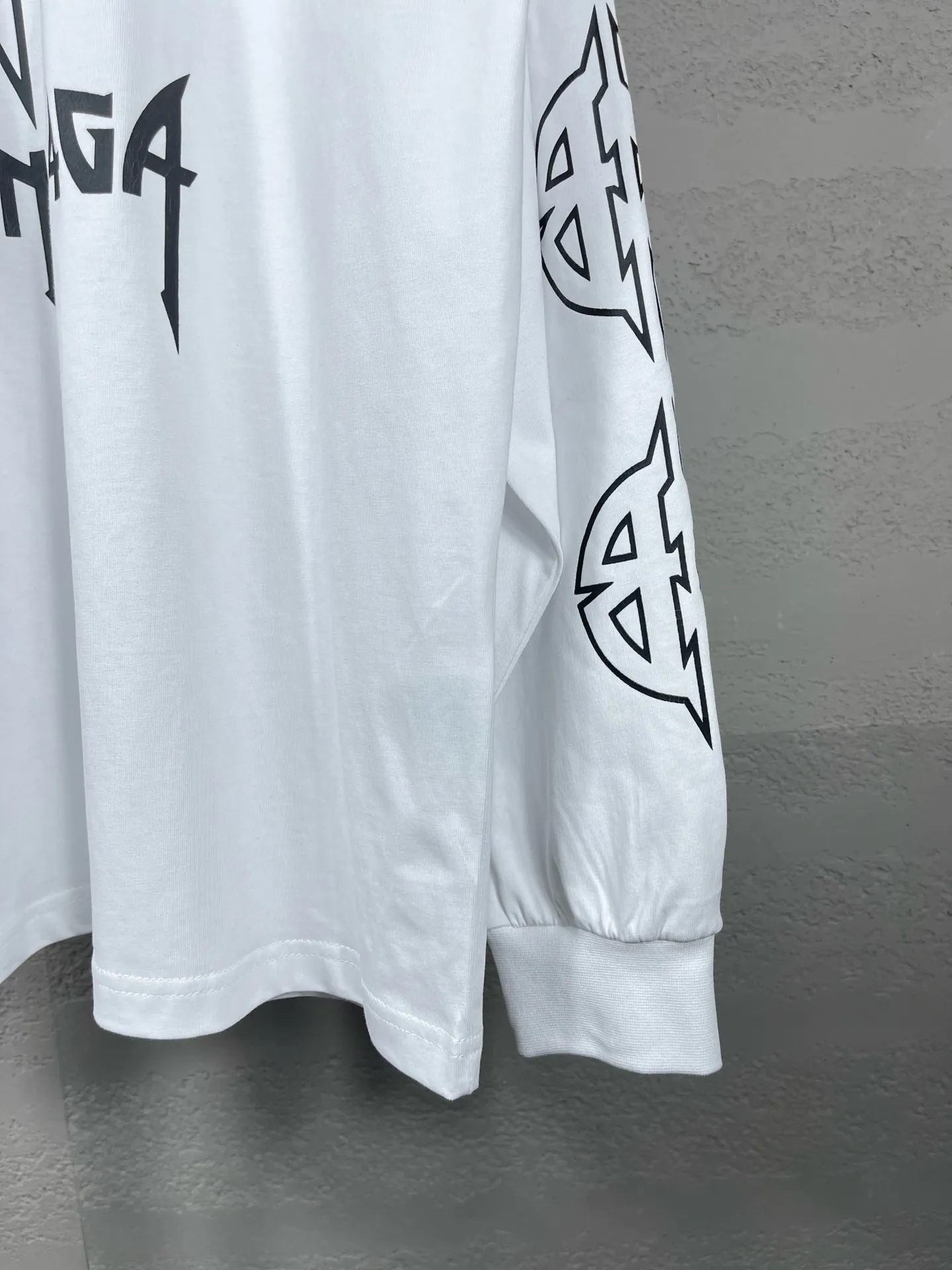 🅿️210 Detailed pictures [Top version. Official website quality] BALENCI*GA/Paris. 2024 new style. Classic LOGO cracked printed long-sleeved T-shirt. Brick cabinet synchronization. Genuine product developed at the first time, enjoy printing and comparison! The fabric is made of Paris ZP custom-woven and dyed cotton with double yarns and compact cotton. The weight is 260 grams. The cloth surface is clean. The cloth pattern is clear, soft and comfortable. The threads are dyed with no color difference. The classic printing is made of environmentally friendly imported materials, and the letters are cracked and printed. The letters are clear and the effect is three-dimensional. Restored brick cabinet. Ready-made clothes are washed and distressed, different market currency, welcome to compare, the version adopts OS loose shoulder version. Same style for men and women Coding: BL225027 Color: dark blue gray, white Size: XS S M L