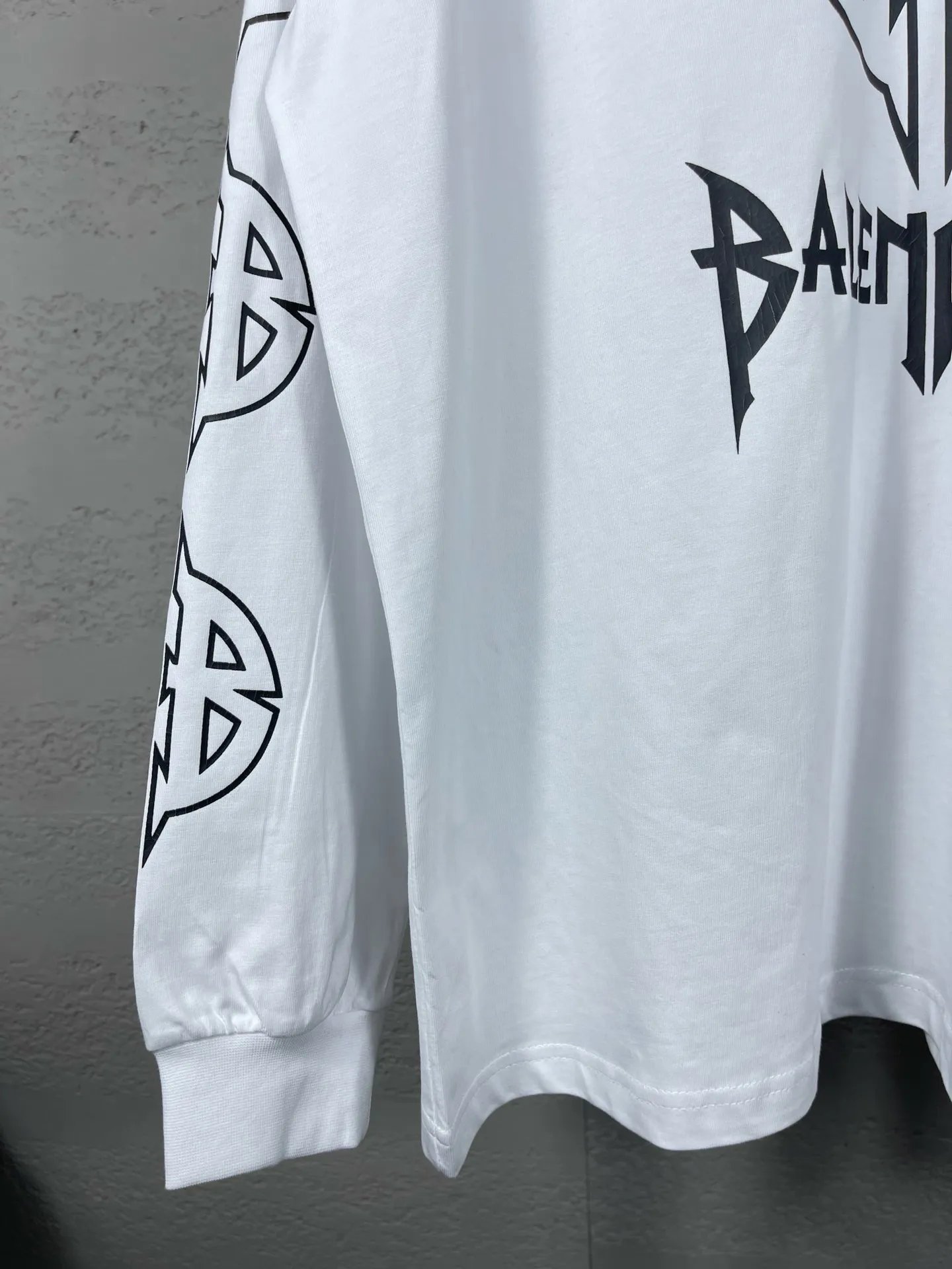 🅿️210 Detailed pictures [Top version. Official website quality] BALENCI*GA/Paris. 2024 new style. Classic LOGO cracked printed long-sleeved T-shirt. Brick cabinet synchronization. Genuine product developed at the first time, enjoy printing and comparison! The fabric is made of Paris ZP custom-woven and dyed cotton with double yarns and compact cotton. The weight is 260 grams. The cloth surface is clean. The cloth pattern is clear, soft and comfortable. The threads are dyed with no color difference. The classic printing is made of environmentally friendly imported materials, and the letters are cracked and printed. The letters are clear and the effect is three-dimensional. Restored brick cabinet. Ready-made clothes are washed and distressed, different market currency, welcome to compare, the version adopts OS loose shoulder version. Same style for men and women Coding: BL225027 Color: dark blue gray, white Size: XS S M L