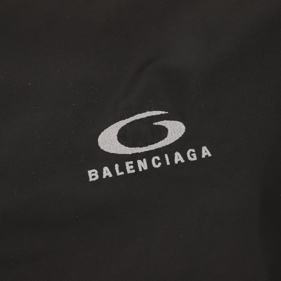 🅿️860 Balenciaga/Balenciaga double-sided spliced ​​denim jacket. Special custom-woven high-density woven fabric and fried denim fabric. Produced by Tajima embroidery machine imported from Japan. Hand-rubbed potassium permanganate washing and fading process for ready-made garments. Naturally aged. Processed by a major foreign trade factory. The workmanship is flawless. Size: 1-4