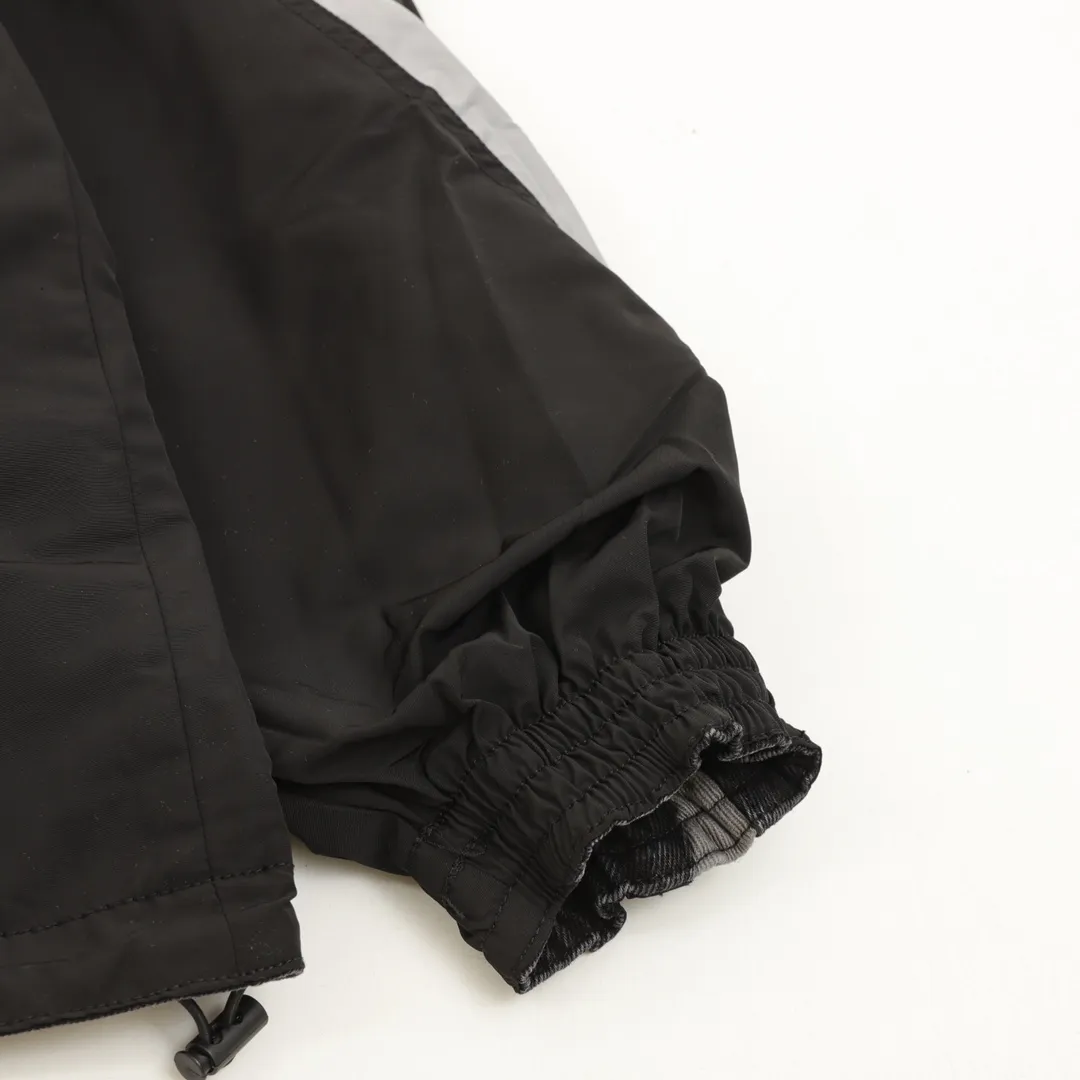 🅿️860 Balenciaga/Balenciaga double-sided spliced ​​denim jacket. Special custom-woven high-density woven fabric and fried denim fabric. Produced by Tajima embroidery machine imported from Japan. Hand-rubbed potassium permanganate washing and fading process for ready-made garments. Naturally aged. Processed by a major foreign trade factory. The workmanship is flawless. Size: 1-4