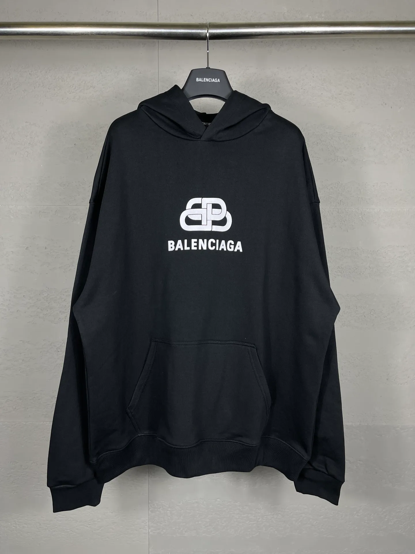 🅿️280 real photos [Top version. Official website quality] BALENCI*GA/Paris. Classic style. Lock letter LOGO long-sleeved hooded sweatshirt. Brick cabinet synchronization.                       The fabric is made of Paris ZP custom-woven and dyed cotton sweatshirt. The weight is 450 grams. The cloth surface is clean. The cloth pattern is clear, soft and comfortable. The threads are dyed with no color difference. The classic pattern is printed with environmentally friendly imported materials, precision printing mesh, the letters are clear, the effect is three-dimensional, and the brick cabinet is restored. The version adopts the OS loose shoulder style. Same style for men and women Coding: BL238053 Color: black, white Size: XS S M L