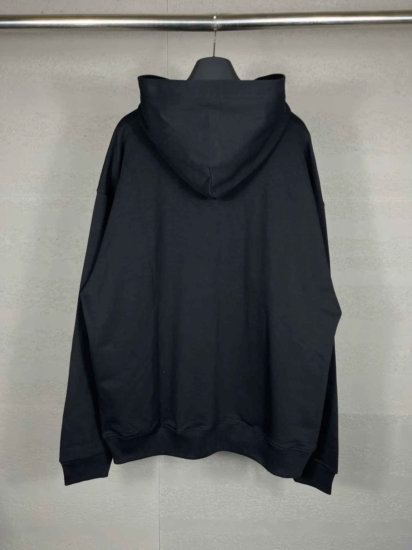 🅿️280 real photos [Top version. Official website quality] BALENCI*GA/Paris. Classic style. Lock letter LOGO long-sleeved hooded sweatshirt. Brick cabinet synchronization.                       The fabric is made of Paris ZP custom-woven and dyed cotton sweatshirt. The weight is 450 grams. The cloth surface is clean. The cloth pattern is clear, soft and comfortable. The threads are dyed with no color difference. The classic pattern is printed with environmentally friendly imported materials, precision printing mesh, the letters are clear, the effect is three-dimensional, and the brick cabinet is restored. The version adopts the OS loose shoulder style. Same style for men and women Coding: BL238053 Color: black, white Size: XS S M L