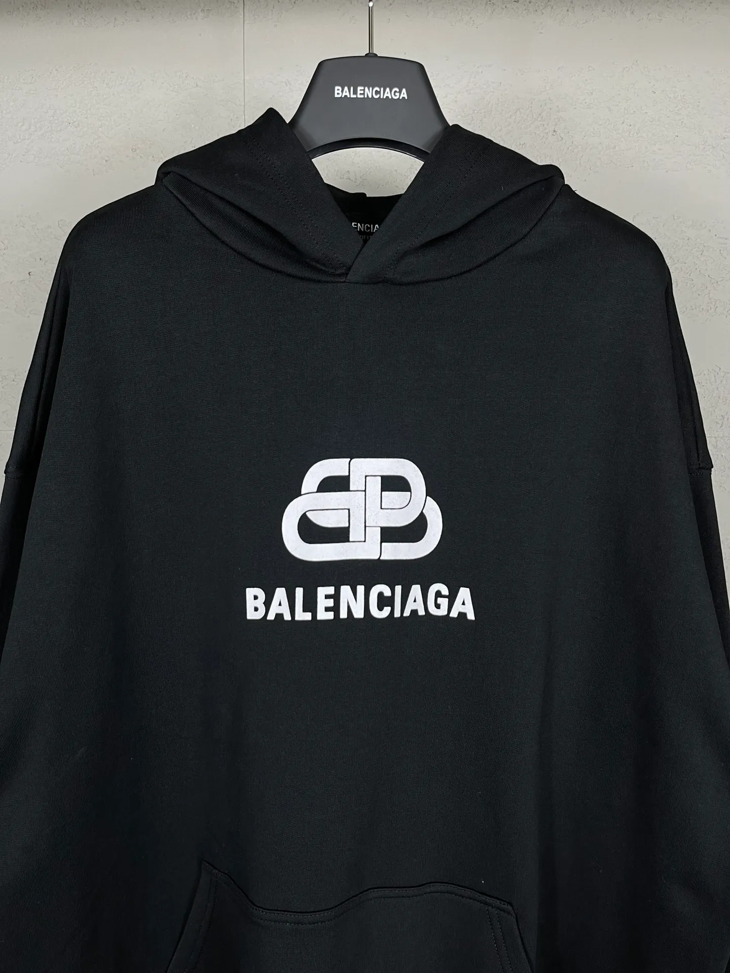 🅿️280 real photos [Top version. Official website quality] BALENCI*GA/Paris. Classic style. Lock letter LOGO long-sleeved hooded sweatshirt. Brick cabinet synchronization.                       The fabric is made of Paris ZP custom-woven and dyed cotton sweatshirt. The weight is 450 grams. The cloth surface is clean. The cloth pattern is clear, soft and comfortable. The threads are dyed with no color difference. The classic pattern is printed with environmentally friendly imported materials, precision printing mesh, the letters are clear, the effect is three-dimensional, and the brick cabinet is restored. The version adopts the OS loose shoulder style. Same style for men and women Coding: BL238053 Color: black, white Size: XS S M L