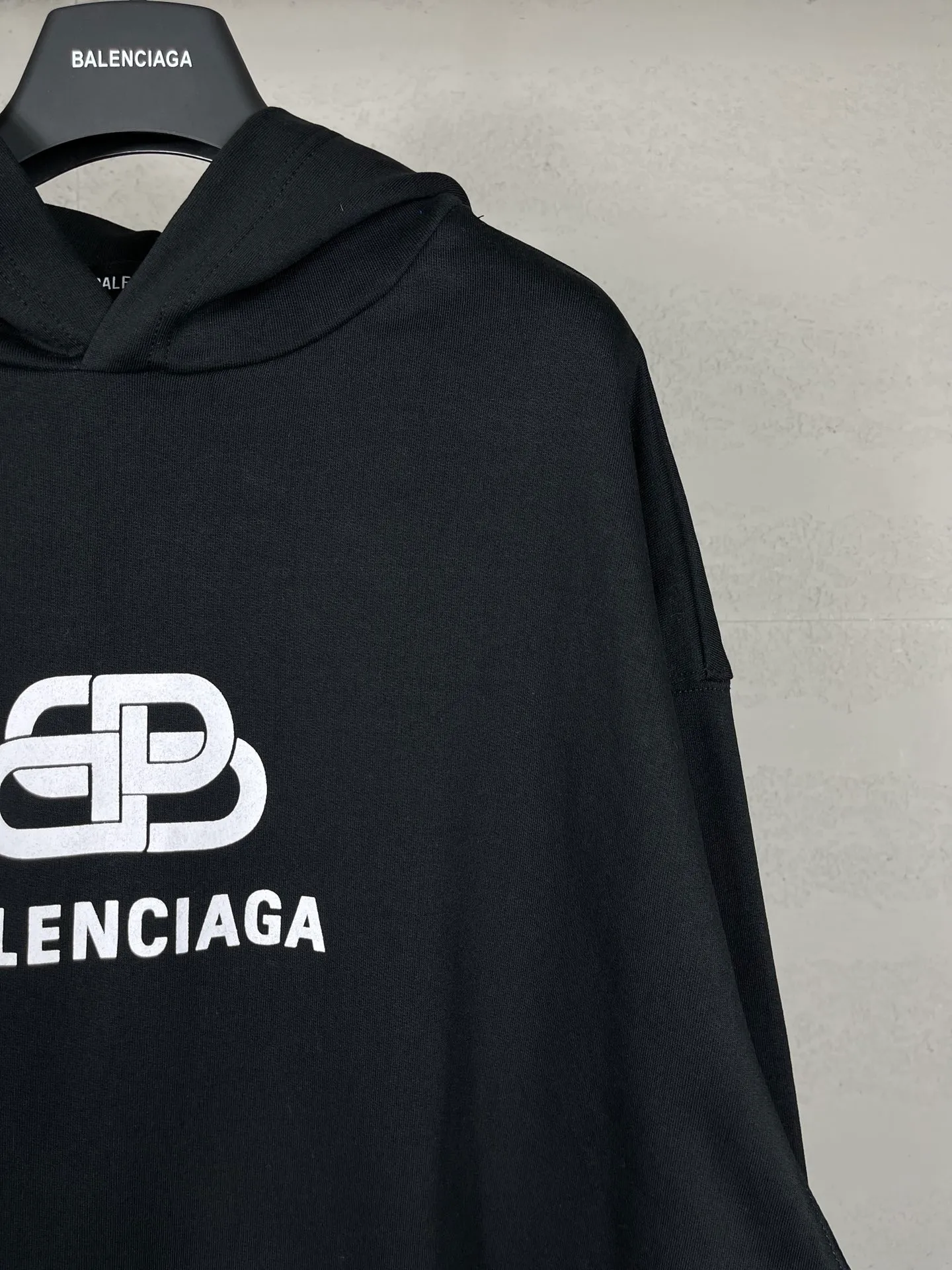 🅿️280 real photos [Top version. Official website quality] BALENCI*GA/Paris. Classic style. Lock letter LOGO long-sleeved hooded sweatshirt. Brick cabinet synchronization.                       The fabric is made of Paris ZP custom-woven and dyed cotton sweatshirt. The weight is 450 grams. The cloth surface is clean. The cloth pattern is clear, soft and comfortable. The threads are dyed with no color difference. The classic pattern is printed with environmentally friendly imported materials, precision printing mesh, the letters are clear, the effect is three-dimensional, and the brick cabinet is restored. The version adopts the OS loose shoulder style. Same style for men and women Coding: BL238053 Color: black, white Size: XS S M L
