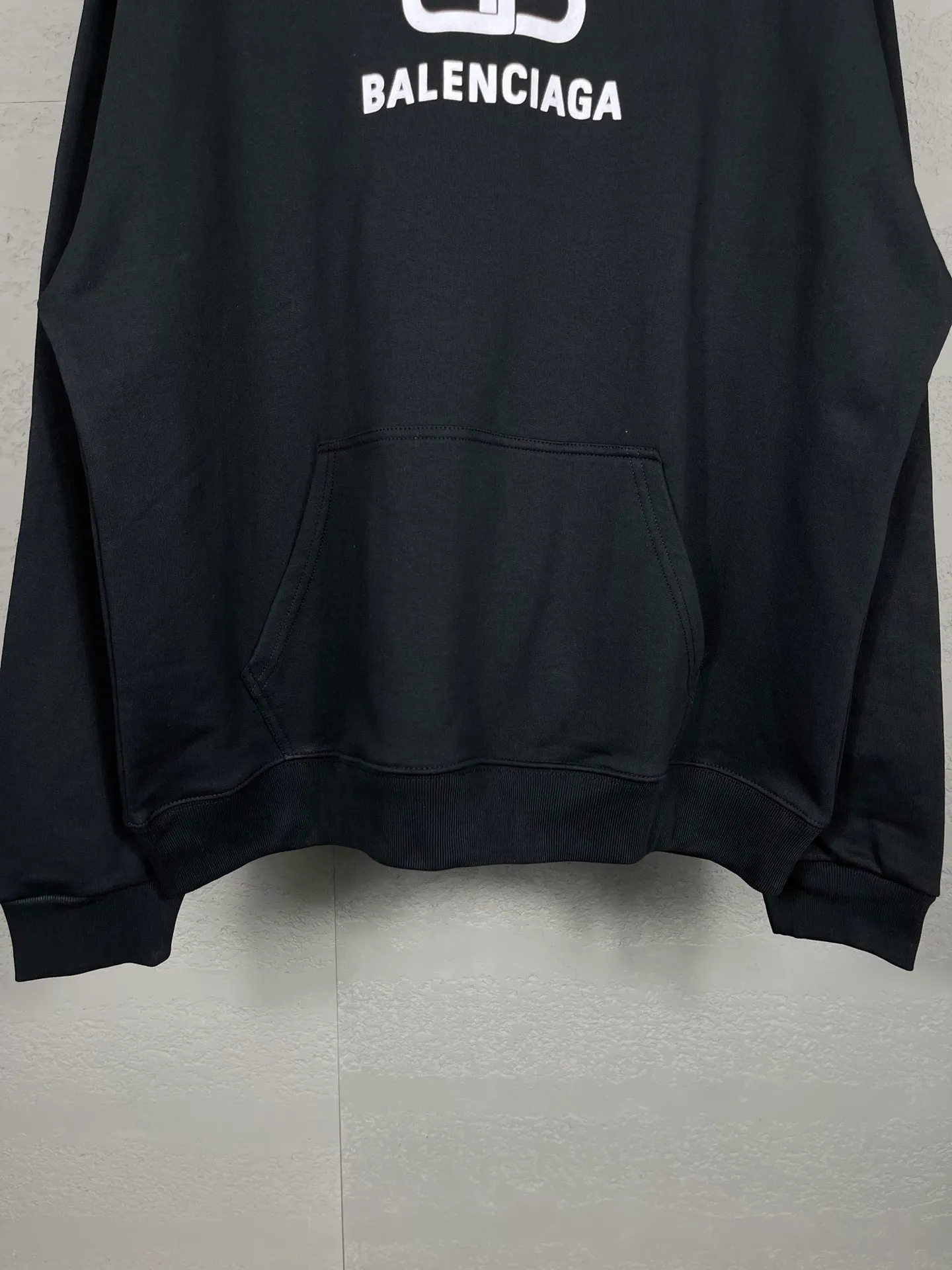 🅿️280 real photos [Top version. Official website quality] BALENCI*GA/Paris. Classic style. Lock letter LOGO long-sleeved hooded sweatshirt. Brick cabinet synchronization.                       The fabric is made of Paris ZP custom-woven and dyed cotton sweatshirt. The weight is 450 grams. The cloth surface is clean. The cloth pattern is clear, soft and comfortable. The threads are dyed with no color difference. The classic pattern is printed with environmentally friendly imported materials, precision printing mesh, the letters are clear, the effect is three-dimensional, and the brick cabinet is restored. The version adopts the OS loose shoulder style. Same style for men and women Coding: BL238053 Color: black, white Size: XS S M L