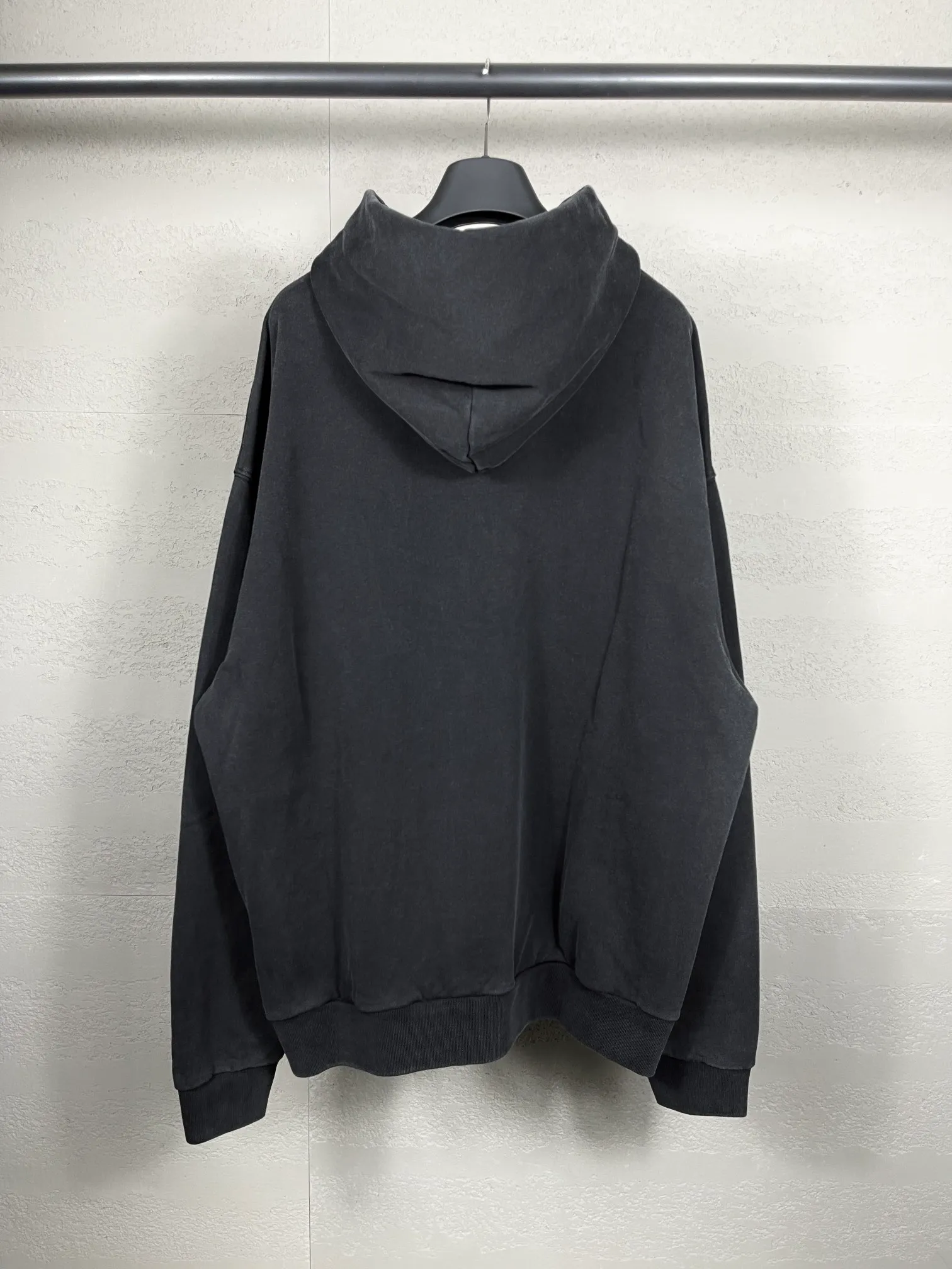🅿️316 Actual pictures [Top version. Official website quality] BALENCI*GA/Paris. 23 spring new style, Crown wheat scissors foam printing technology. Ready-to-wear distressed washed long-sleeved hooded sweatshirt. Brick cabinet synchronization. The fabric is made of Paris ZP custom-woven and dyed cotton David sweatshirt. The weight is 450 grams, the cloth surface is clean. The cloth pattern is clear, soft and comfortable. The threads are dyed with no color difference. The classic pattern is printed with environmentally friendly imported materials, hand-painted effect foam printing, the effect is three-dimensional and restores the brick cabinet. Different market currencies, welcome to compare. The version adopts OS loose shoulder design. Same style for men and women. Code: BL238067 Color: washed black, off-white Size: XS S M L