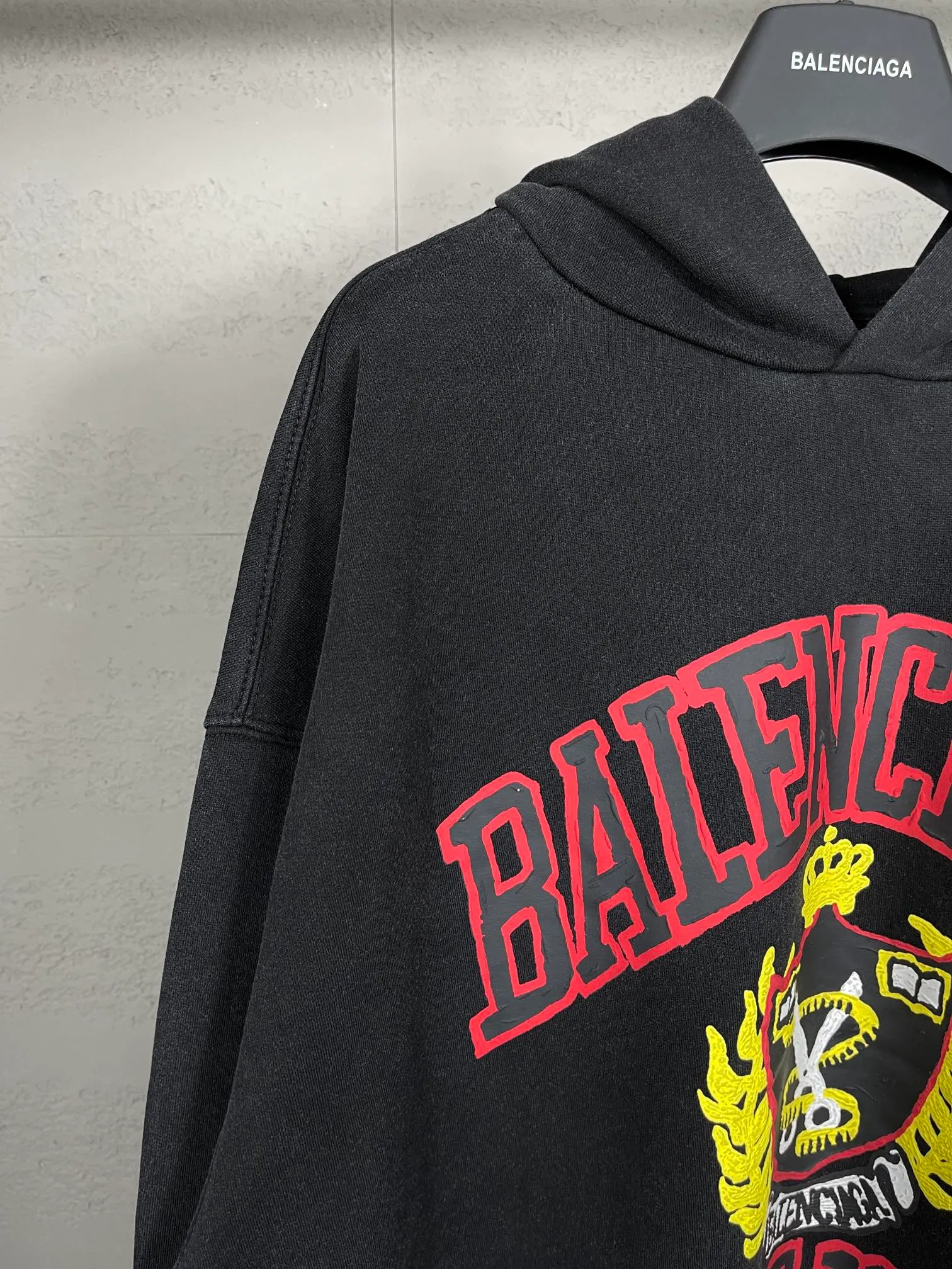 🅿️316 Actual pictures [Top version. Official website quality] BALENCI*GA/Paris. 23 spring new style, Crown wheat scissors foam printing technology. Ready-to-wear distressed washed long-sleeved hooded sweatshirt. Brick cabinet synchronization. The fabric is made of Paris ZP custom-woven and dyed cotton David sweatshirt. The weight is 450 grams, the cloth surface is clean. The cloth pattern is clear, soft and comfortable. The threads are dyed with no color difference. The classic pattern is printed with environmentally friendly imported materials, hand-painted effect foam printing, the effect is three-dimensional and restores the brick cabinet. Different market currencies, welcome to compare. The version adopts OS loose shoulder design. Same style for men and women. Code: BL238067 Color: washed black, off-white Size: XS S M L