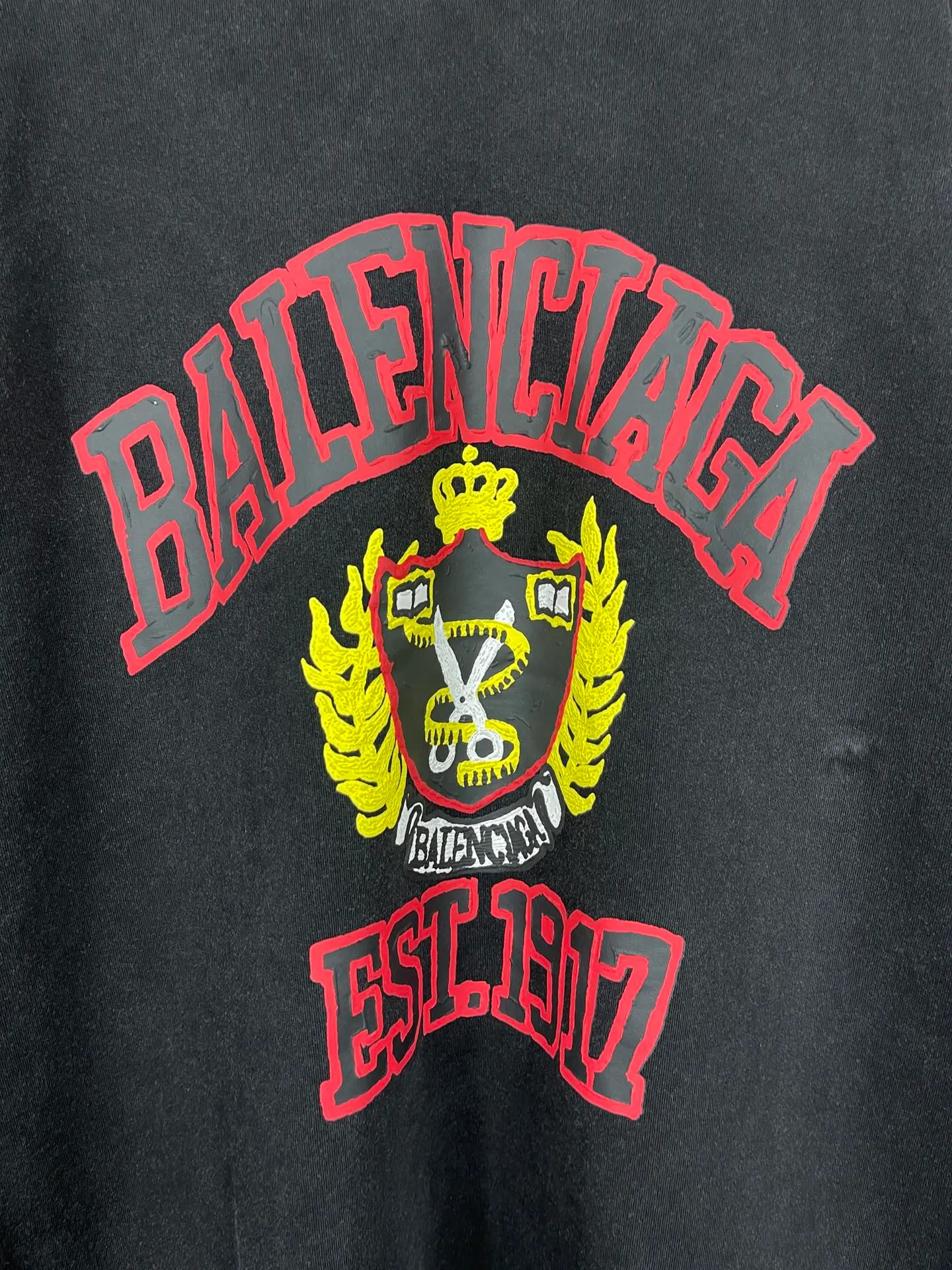 🅿️316 Actual pictures [Top version. Official website quality] BALENCI*GA/Paris. 23 spring new style, Crown wheat scissors foam printing technology. Ready-to-wear distressed washed long-sleeved hooded sweatshirt. Brick cabinet synchronization. The fabric is made of Paris ZP custom-woven and dyed cotton David sweatshirt. The weight is 450 grams, the cloth surface is clean. The cloth pattern is clear, soft and comfortable. The threads are dyed with no color difference. The classic pattern is printed with environmentally friendly imported materials, hand-painted effect foam printing, the effect is three-dimensional and restores the brick cabinet. Different market currencies, welcome to compare. The version adopts OS loose shoulder design. Same style for men and women. Code: BL238067 Color: washed black, off-white Size: XS S M L