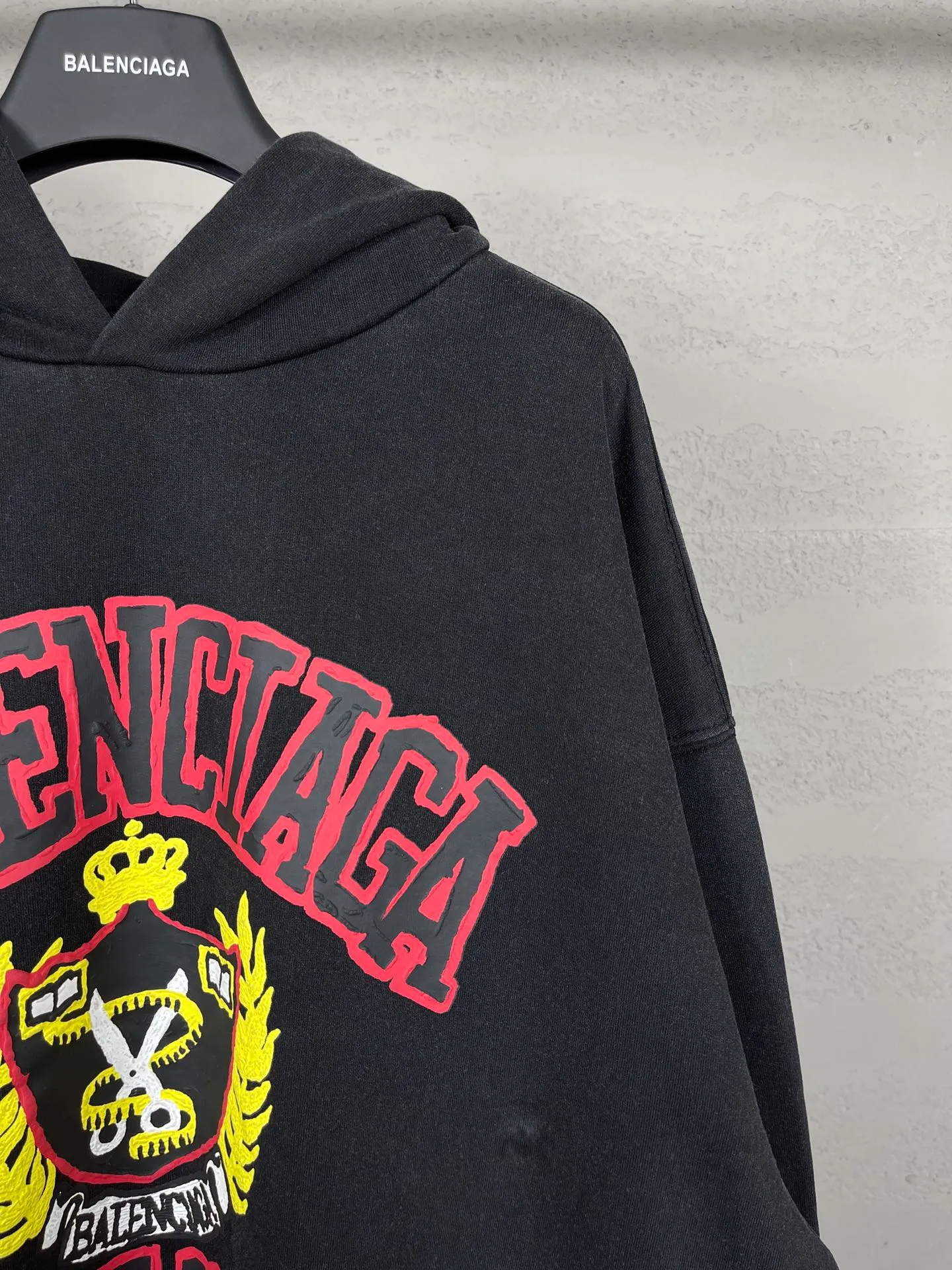 🅿️316 Actual pictures [Top version. Official website quality] BALENCI*GA/Paris. 23 spring new style, Crown wheat scissors foam printing technology. Ready-to-wear distressed washed long-sleeved hooded sweatshirt. Brick cabinet synchronization. The fabric is made of Paris ZP custom-woven and dyed cotton David sweatshirt. The weight is 450 grams, the cloth surface is clean. The cloth pattern is clear, soft and comfortable. The threads are dyed with no color difference. The classic pattern is printed with environmentally friendly imported materials, hand-painted effect foam printing, the effect is three-dimensional and restores the brick cabinet. Different market currencies, welcome to compare. The version adopts OS loose shoulder design. Same style for men and women. Code: BL238067 Color: washed black, off-white Size: XS S M L