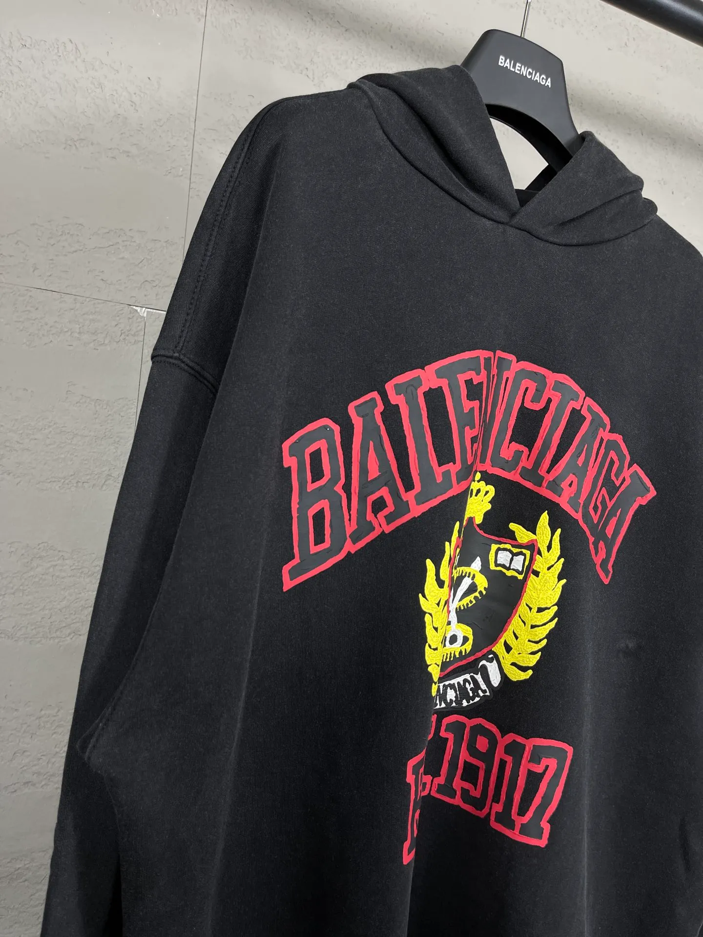 🅿️316 Actual pictures [Top version. Official website quality] BALENCI*GA/Paris. 23 spring new style, Crown wheat scissors foam printing technology. Ready-to-wear distressed washed long-sleeved hooded sweatshirt. Brick cabinet synchronization. The fabric is made of Paris ZP custom-woven and dyed cotton David sweatshirt. The weight is 450 grams, the cloth surface is clean. The cloth pattern is clear, soft and comfortable. The threads are dyed with no color difference. The classic pattern is printed with environmentally friendly imported materials, hand-painted effect foam printing, the effect is three-dimensional and restores the brick cabinet. Different market currencies, welcome to compare. The version adopts OS loose shoulder design. Same style for men and women. Code: BL238067 Color: washed black, off-white Size: XS S M L
