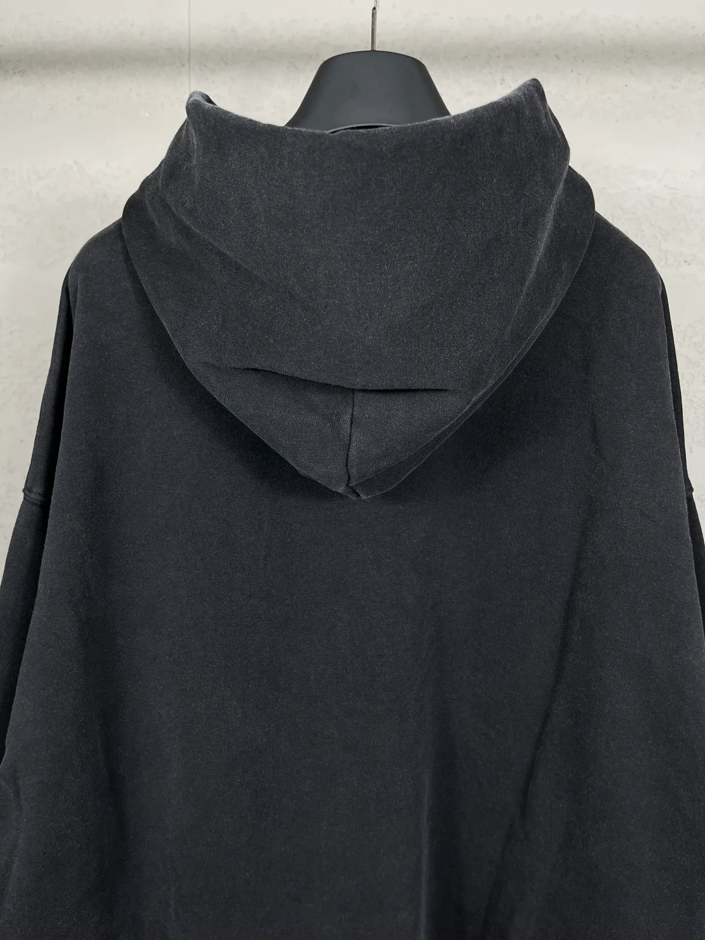 🅿️316 Actual pictures [Top version. Official website quality] BALENCI*GA/Paris. 23 spring new style, Crown wheat scissors foam printing technology. Ready-to-wear distressed washed long-sleeved hooded sweatshirt. Brick cabinet synchronization. The fabric is made of Paris ZP custom-woven and dyed cotton David sweatshirt. The weight is 450 grams, the cloth surface is clean. The cloth pattern is clear, soft and comfortable. The threads are dyed with no color difference. The classic pattern is printed with environmentally friendly imported materials, hand-painted effect foam printing, the effect is three-dimensional and restores the brick cabinet. Different market currencies, welcome to compare. The version adopts OS loose shoulder design. Same style for men and women. Code: BL238067 Color: washed black, off-white Size: XS S M L