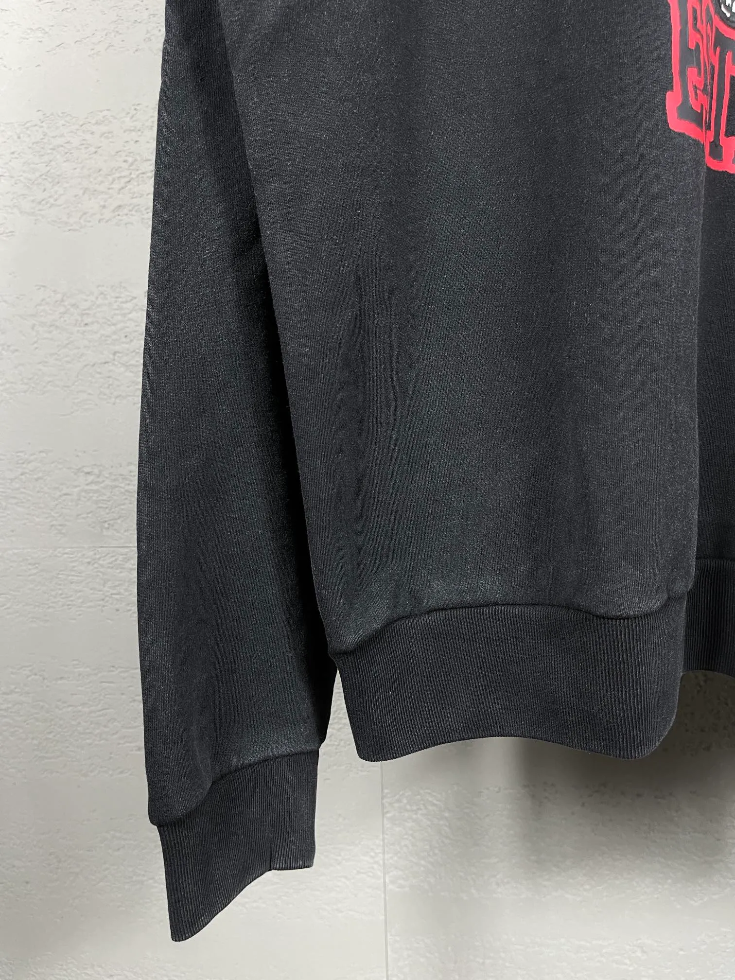 🅿️316 Actual pictures [Top version. Official website quality] BALENCI*GA/Paris. 23 spring new style, Crown wheat scissors foam printing technology. Ready-to-wear distressed washed long-sleeved hooded sweatshirt. Brick cabinet synchronization. The fabric is made of Paris ZP custom-woven and dyed cotton David sweatshirt. The weight is 450 grams, the cloth surface is clean. The cloth pattern is clear, soft and comfortable. The threads are dyed with no color difference. The classic pattern is printed with environmentally friendly imported materials, hand-painted effect foam printing, the effect is three-dimensional and restores the brick cabinet. Different market currencies, welcome to compare. The version adopts OS loose shoulder design. Same style for men and women. Code: BL238067 Color: washed black, off-white Size: XS S M L