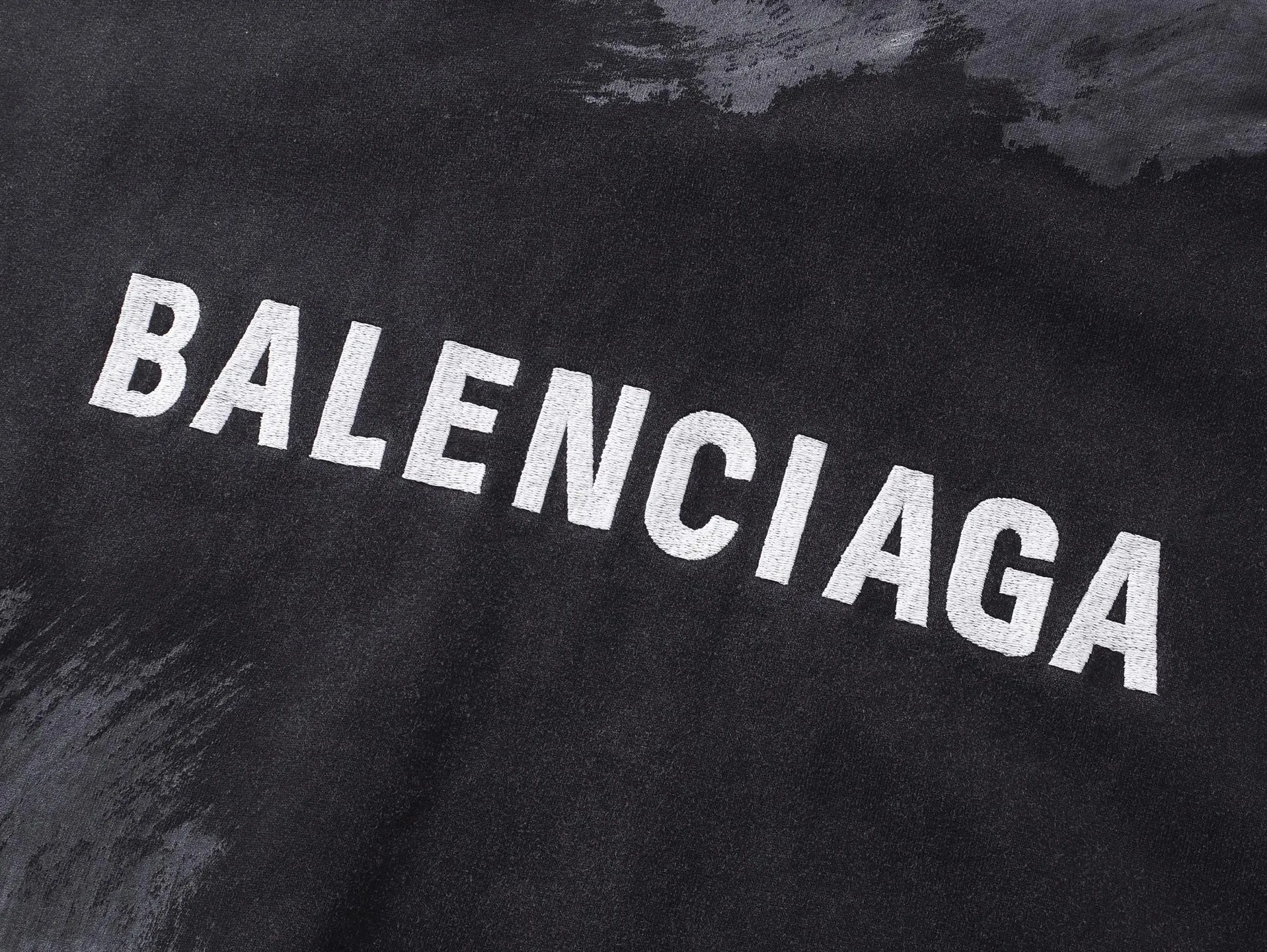 🅿️420 - BALENCI*GA Paris hand-painted graffiti lettering hooded sweatshirt. The front and back patterns are finely embroidered by imported Tajima embroidery machines. Growth washed and aged. Hand-painted graffiti by hand-made masters. Customized matching hardware. Overweight craftsmanship. Clear letters. Three-dimensional effect. Exclusively pattern-woven and dyed 460g fabric. Threads are dyed in the same vat with zero color difference. Brick cabinet synchronization. Welcome to compare. Same style for men and women -Color: washed black -SIZE: Xs S M L style number 8977#