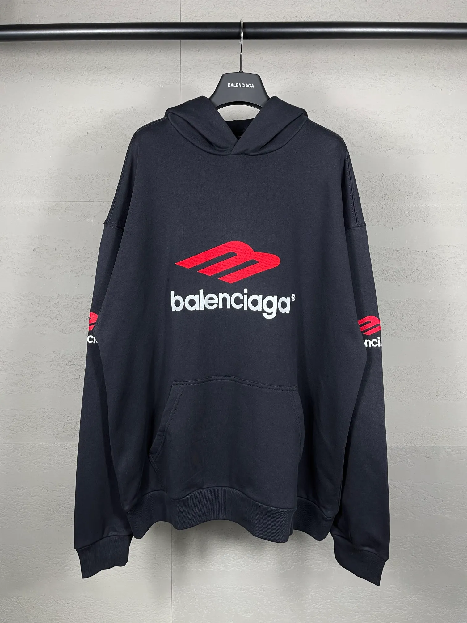 🅿️316 real photos [Top version. Official website quality] BALENCI*GA/Paris BALENCI*GA#2024 latest model, large letter LOGO icon embroidered hooded sweatshirt. Brick cabinet synchronization. Develop and develop genuine products at the first time. Embroidery. All colors are on the same board. Welcome to compare! The fabric is made of Paris ZP custom-woven and dyed cotton double-yarn large parka. The weight is 450 grams. The cloth surface is clean. The cloth pattern is clear. It is soft and comfortable. It has good color fastness and is not easy to change color. The threads are woven and dyed with no color difference. The embroidery is done using an imported Tajima embroidery machine, with a three-dimensional effect and clear lines. There are no burrs and miscellaneous threads, and the embroidery is of ultra-high craftsmanship. The version adopts OS loose shoulder design. Same style for men and women. Code: BL238006 Color: dark blue gray, white Size: XS S M L