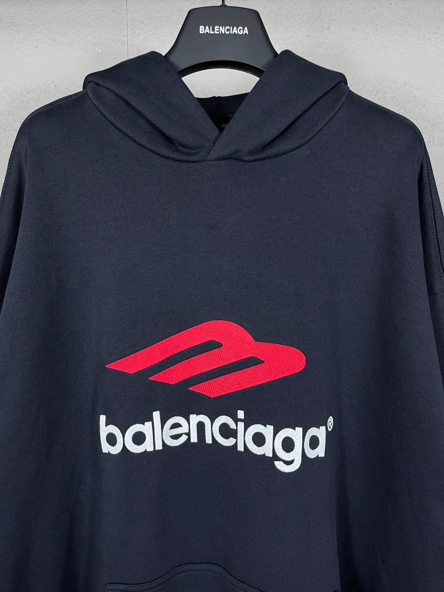 🅿️316 real photos [Top version. Official website quality] BALENCI*GA/Paris BALENCI*GA#2024 latest model, large letter LOGO icon embroidered hooded sweatshirt. Brick cabinet synchronization. Develop and develop genuine products at the first time. Embroidery. All colors are on the same board. Welcome to compare! The fabric is made of Paris ZP custom-woven and dyed cotton double-yarn large parka. The weight is 450 grams. The cloth surface is clean. The cloth pattern is clear. It is soft and comfortable. It has good color fastness and is not easy to change color. The threads are woven and dyed with no color difference. The embroidery is done using an imported Tajima embroidery machine, with a three-dimensional effect and clear lines. There are no burrs and miscellaneous threads, and the embroidery is of ultra-high craftsmanship. The version adopts OS loose shoulder design. Same style for men and women. Code: BL238006 Color: dark blue gray, white Size: XS S M L