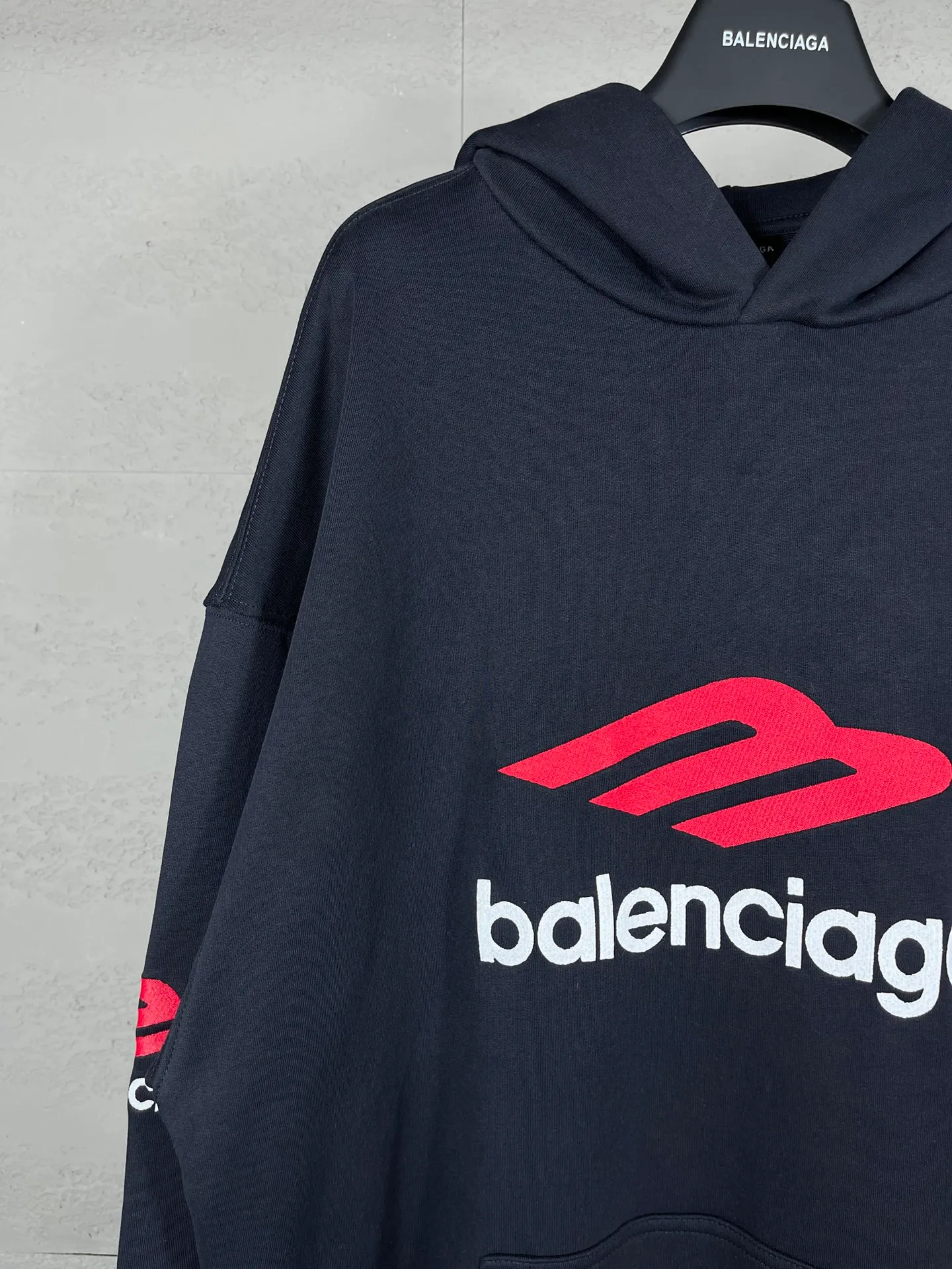 🅿️316 real photos [Top version. Official website quality] BALENCI*GA/Paris BALENCI*GA#2024 latest model, large letter LOGO icon embroidered hooded sweatshirt. Brick cabinet synchronization. Develop and develop genuine products at the first time. Embroidery. All colors are on the same board. Welcome to compare! The fabric is made of Paris ZP custom-woven and dyed cotton double-yarn large parka. The weight is 450 grams. The cloth surface is clean. The cloth pattern is clear. It is soft and comfortable. It has good color fastness and is not easy to change color. The threads are woven and dyed with no color difference. The embroidery is done using an imported Tajima embroidery machine, with a three-dimensional effect and clear lines. There are no burrs and miscellaneous threads, and the embroidery is of ultra-high craftsmanship. The version adopts OS loose shoulder design. Same style for men and women. Code: BL238006 Color: dark blue gray, white Size: XS S M L