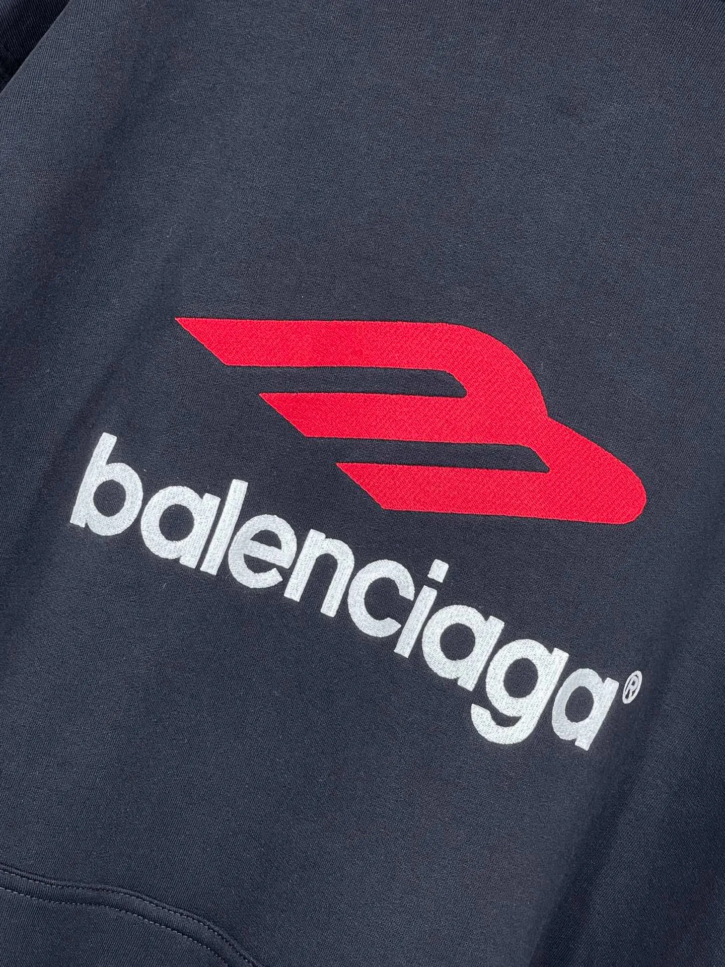 🅿️316 real photos [Top version. Official website quality] BALENCI*GA/Paris BALENCI*GA#2024 latest model, large letter LOGO icon embroidered hooded sweatshirt. Brick cabinet synchronization. Develop and develop genuine products at the first time. Embroidery. All colors are on the same board. Welcome to compare! The fabric is made of Paris ZP custom-woven and dyed cotton double-yarn large parka. The weight is 450 grams. The cloth surface is clean. The cloth pattern is clear. It is soft and comfortable. It has good color fastness and is not easy to change color. The threads are woven and dyed with no color difference. The embroidery is done using an imported Tajima embroidery machine, with a three-dimensional effect and clear lines. There are no burrs and miscellaneous threads, and the embroidery is of ultra-high craftsmanship. The version adopts OS loose shoulder design. Same style for men and women. Code: BL238006 Color: dark blue gray, white Size: XS S M L