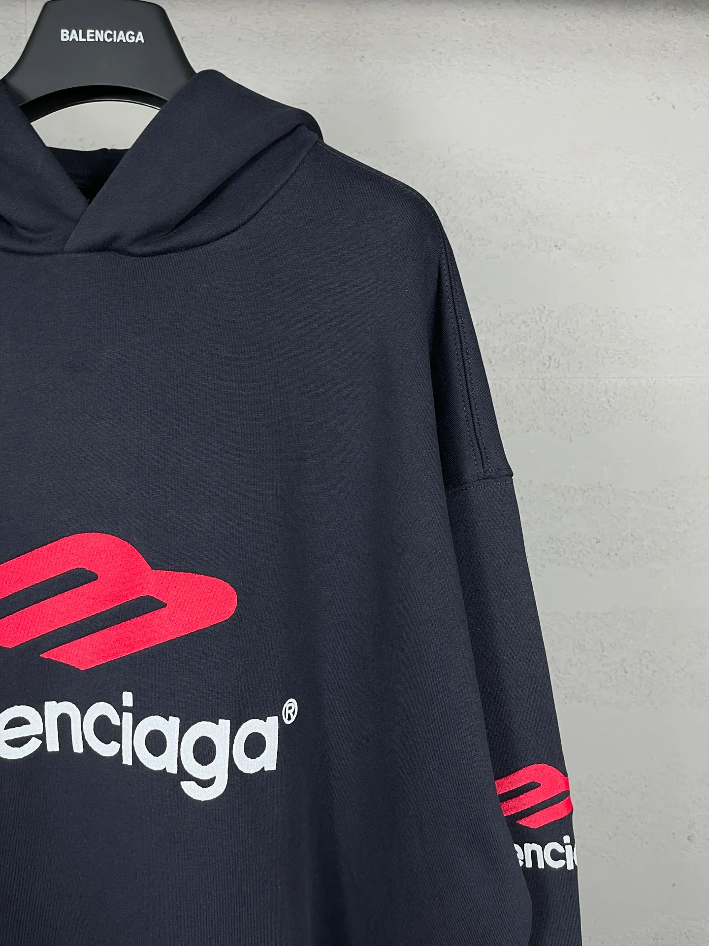 🅿️316 real photos [Top version. Official website quality] BALENCI*GA/Paris BALENCI*GA#2024 latest model, large letter LOGO icon embroidered hooded sweatshirt. Brick cabinet synchronization. Develop and develop genuine products at the first time. Embroidery. All colors are on the same board. Welcome to compare! The fabric is made of Paris ZP custom-woven and dyed cotton double-yarn large parka. The weight is 450 grams. The cloth surface is clean. The cloth pattern is clear. It is soft and comfortable. It has good color fastness and is not easy to change color. The threads are woven and dyed with no color difference. The embroidery is done using an imported Tajima embroidery machine, with a three-dimensional effect and clear lines. There are no burrs and miscellaneous threads, and the embroidery is of ultra-high craftsmanship. The version adopts OS loose shoulder design. Same style for men and women. Code: BL238006 Color: dark blue gray, white Size: XS S M L