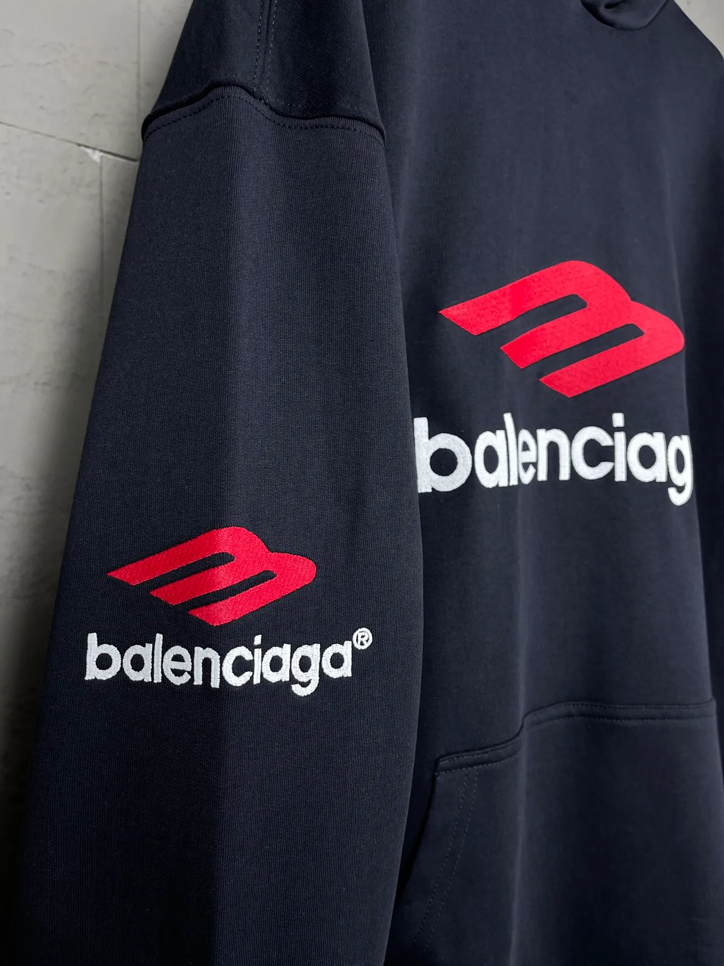 🅿️316 real photos [Top version. Official website quality] BALENCI*GA/Paris BALENCI*GA#2024 latest model, large letter LOGO icon embroidered hooded sweatshirt. Brick cabinet synchronization. Develop and develop genuine products at the first time. Embroidery. All colors are on the same board. Welcome to compare! The fabric is made of Paris ZP custom-woven and dyed cotton double-yarn large parka. The weight is 450 grams. The cloth surface is clean. The cloth pattern is clear. It is soft and comfortable. It has good color fastness and is not easy to change color. The threads are woven and dyed with no color difference. The embroidery is done using an imported Tajima embroidery machine, with a three-dimensional effect and clear lines. There are no burrs and miscellaneous threads, and the embroidery is of ultra-high craftsmanship. The version adopts OS loose shoulder design. Same style for men and women. Code: BL238006 Color: dark blue gray, white Size: XS S M L