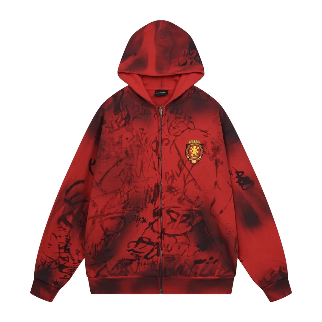 🅿️456 real photos [Top version. Official website quality] BALENCI*GA/Paris co-branded Manchester United. 24 latest. Hand-painted. Worn. Washed. Distressed. Worn. Inkjet painting. Graffiti. Zipper cardigan hooded sweatshirt. The embroidered insignia is heavily tattered. Top-quality board. Comparisons are welcome. The fabric is made of Paris ZP custom-woven and dyed cotton double yarn. Weighing 260 grams, the cloth surface is clean. The cloth pattern is clear, soft and comfortable. The threads are dyed with no color difference. The front pattern embroidery is made with imported machine embroidery. The color of the chapter mark is the same. The embroidery and border are embroidered. The chapter mark is worn and distressed to match the brick cabinet. Ready-made clothes are washed and distressed. Painted with graffiti. The entire piece of clothing is restored with overweight craftsmanship. Jubie market produces pictures based on pictures. Welcome to compare. The version adopts OS loose shoulder design. Same style for men and women. Code: BL238079 Color: gray, red, lake blue Size: XS S M L