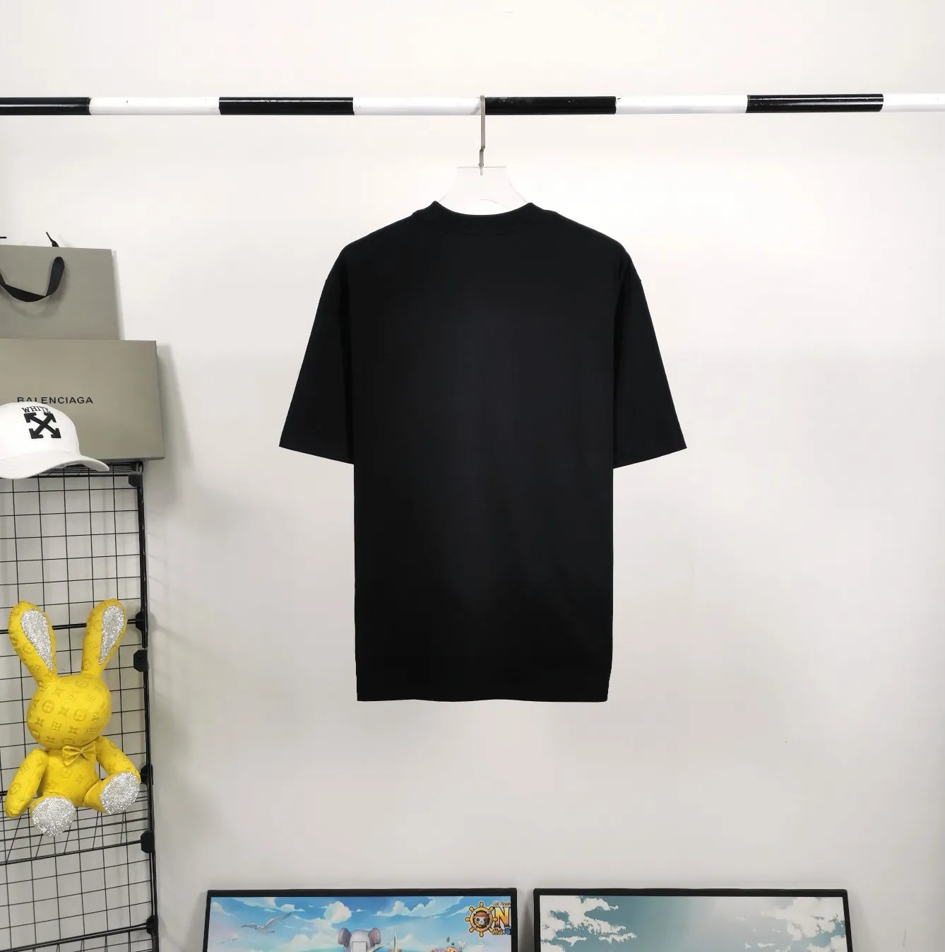 [New] Top tested version Balenciaga 21ss new lock buckle Unisex short-sleeved loose pure cotton BALENCIAGA short-sleeved T-shirt for couples Super classic style with good-looking colors Oversize version 260g Double yarn cotton top fabric [Little Red Book popular style | Highly recommended by ins style bloggers] Original model opening 1:1, all other colors are custom-woven and dyed (although everyone says so, but I guarantee it, and the threads are also dyed in the same vat) and there is no error with ZP.  Positioned cutting, high-quality wiring, original 1x1 thickened thread on the neckline, imported glue printing, black and gray colors are all silver, lock printing, repeated washing, not easy to crack! ! ! A full set of genuine one-to-one accessories, bag code marked. The numbers are all correct and identical.  Color: White Black Floral Gray Haze Blue Washed Black Size: XS-L P:240
