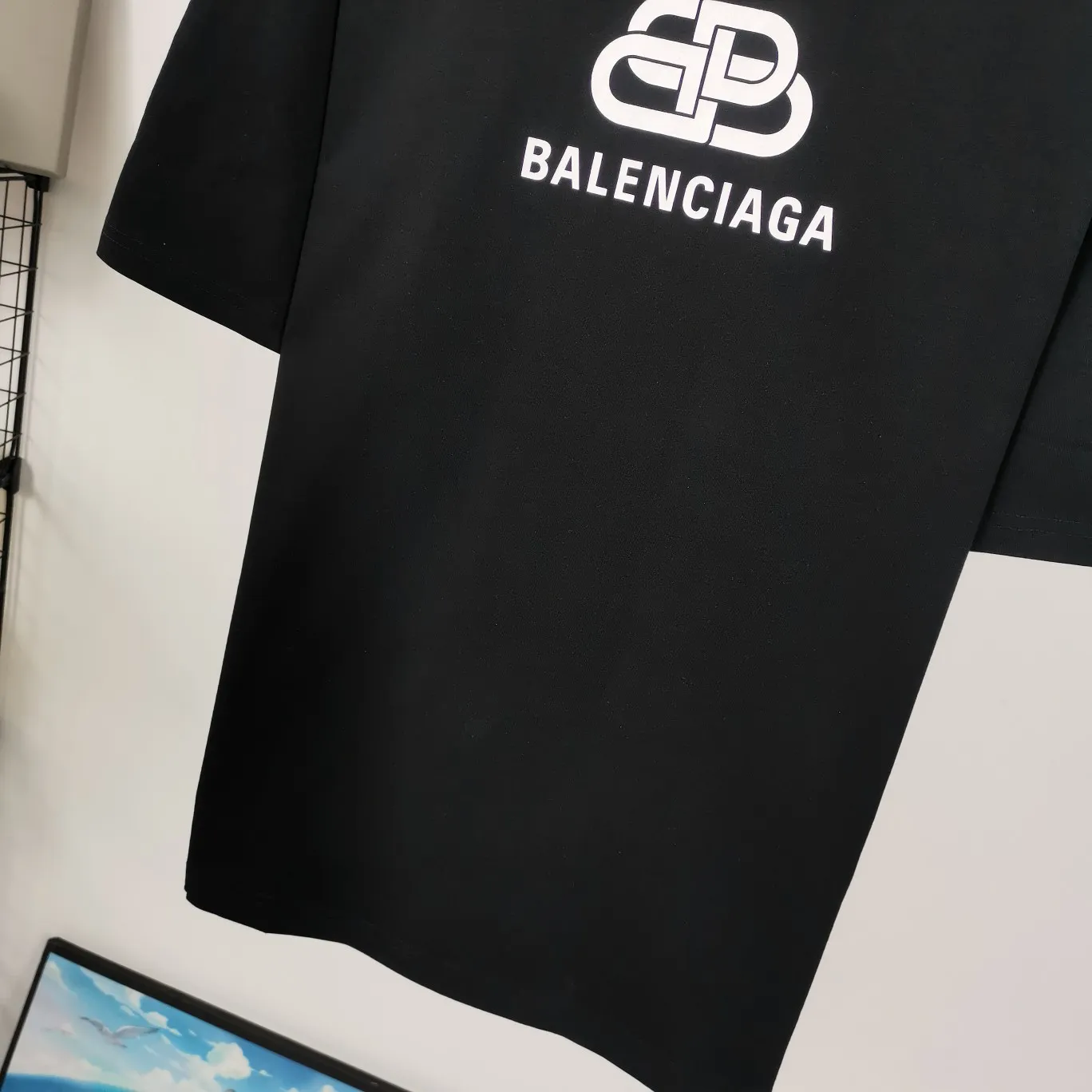 [New] Top tested version Balenciaga 21ss new lock buckle Unisex short-sleeved loose pure cotton BALENCIAGA short-sleeved T-shirt for couples Super classic style with good-looking colors Oversize version 260g Double yarn cotton top fabric [Little Red Book popular style | Highly recommended by ins style bloggers] Original model opening 1:1, all other colors are custom-woven and dyed (although everyone says so, but I guarantee it, and the threads are also dyed in the same vat) and there is no error with ZP.  Positioned cutting, high-quality wiring, original 1x1 thickened thread on the neckline, imported glue printing, black and gray colors are all silver, lock printing, repeated washing, not easy to crack! ! ! A full set of genuine one-to-one accessories, bag code marked. The numbers are all correct and identical.  Color: White Black Floral Gray Haze Blue Washed Black Size: XS-L P:240