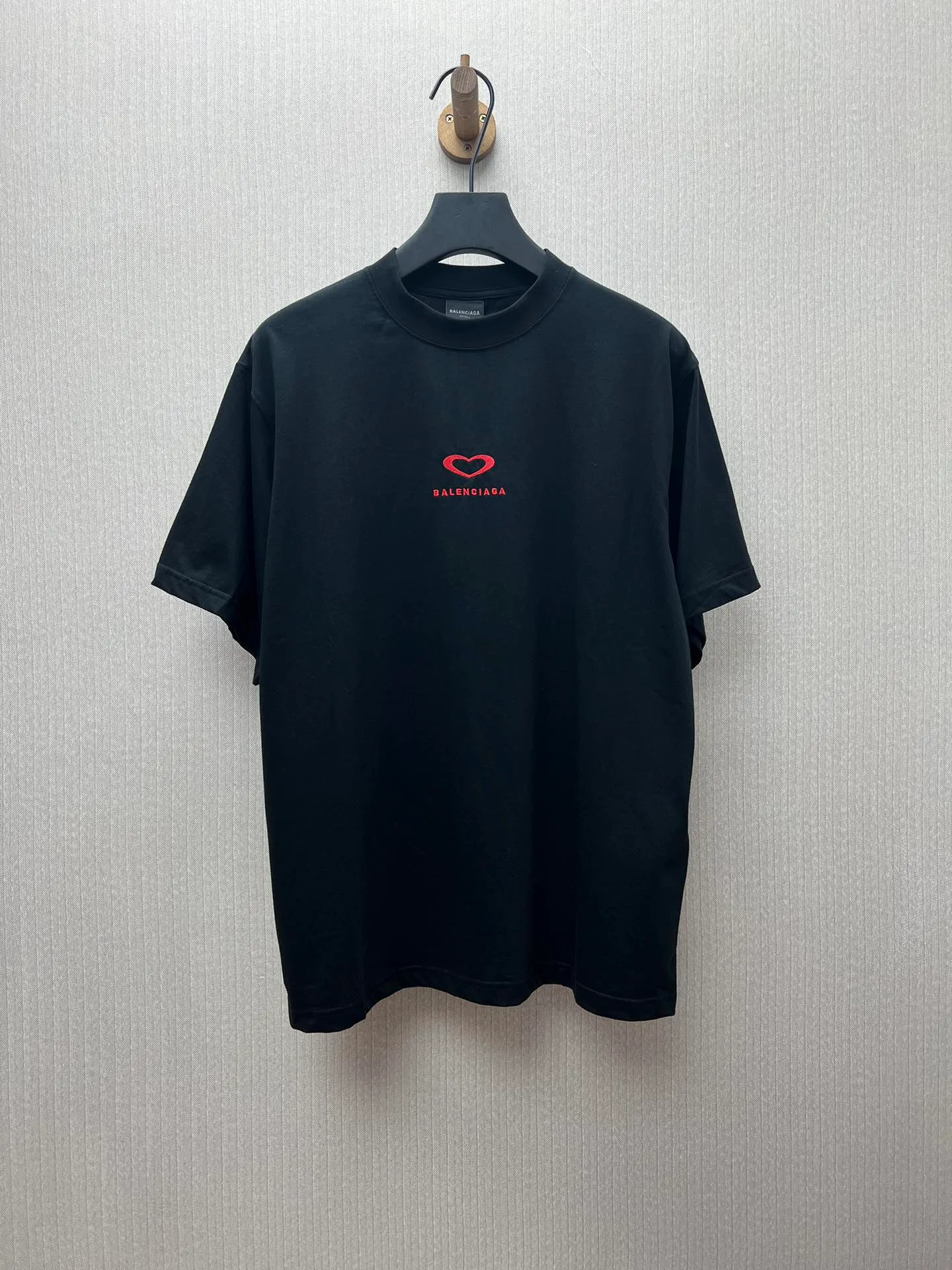 🅿️260 Paris 25ss new men's and women's black jersey medium fit T-shirt, decorated with qixi 25 artwork embroidery on the front and the same print on the back. Size: S.M.L.XL.