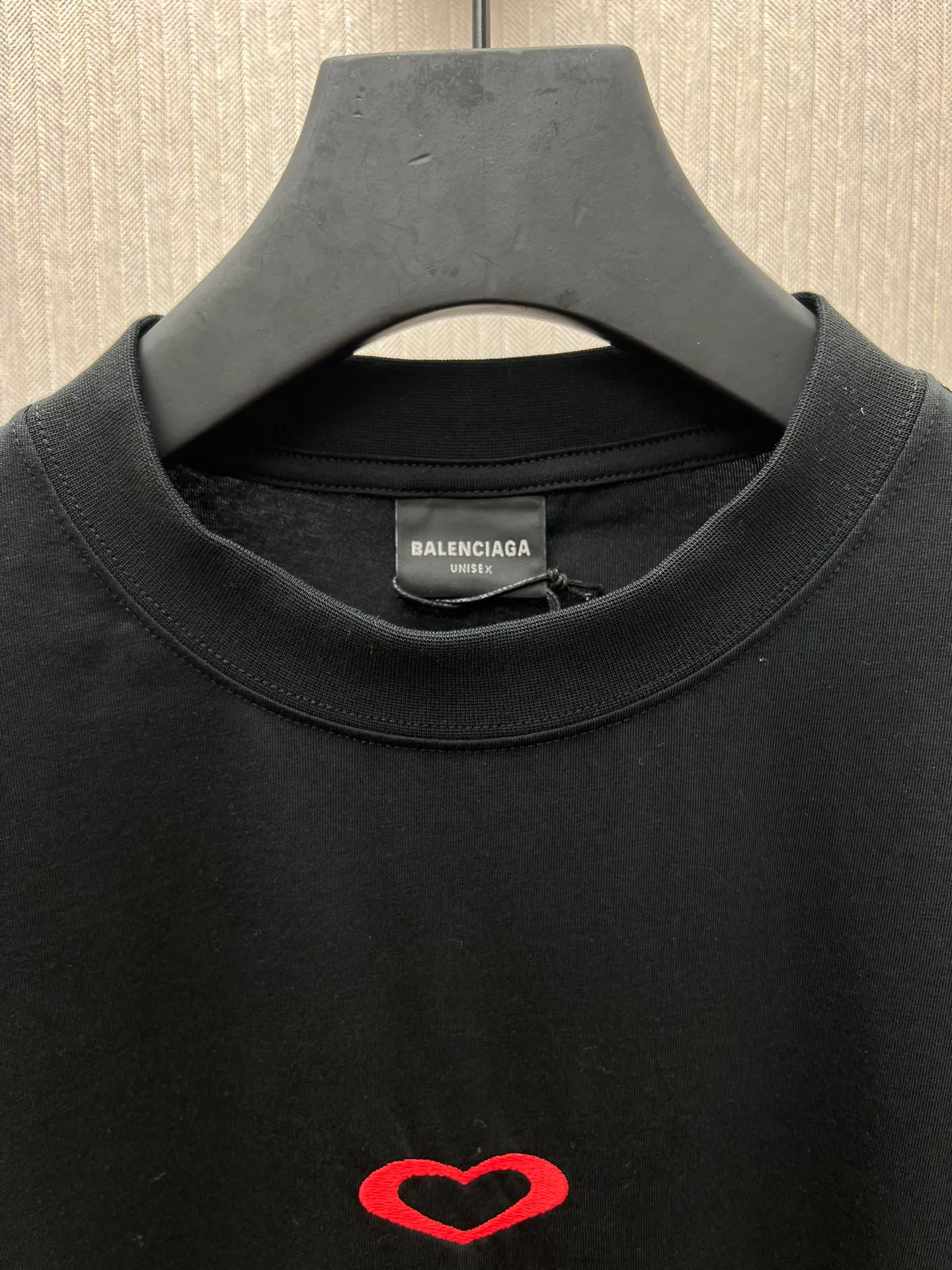 🅿️260 Paris 25ss new men's and women's black jersey medium fit T-shirt, decorated with qixi 25 artwork embroidery on the front and the same print on the back. Size: S.M.L.XL.