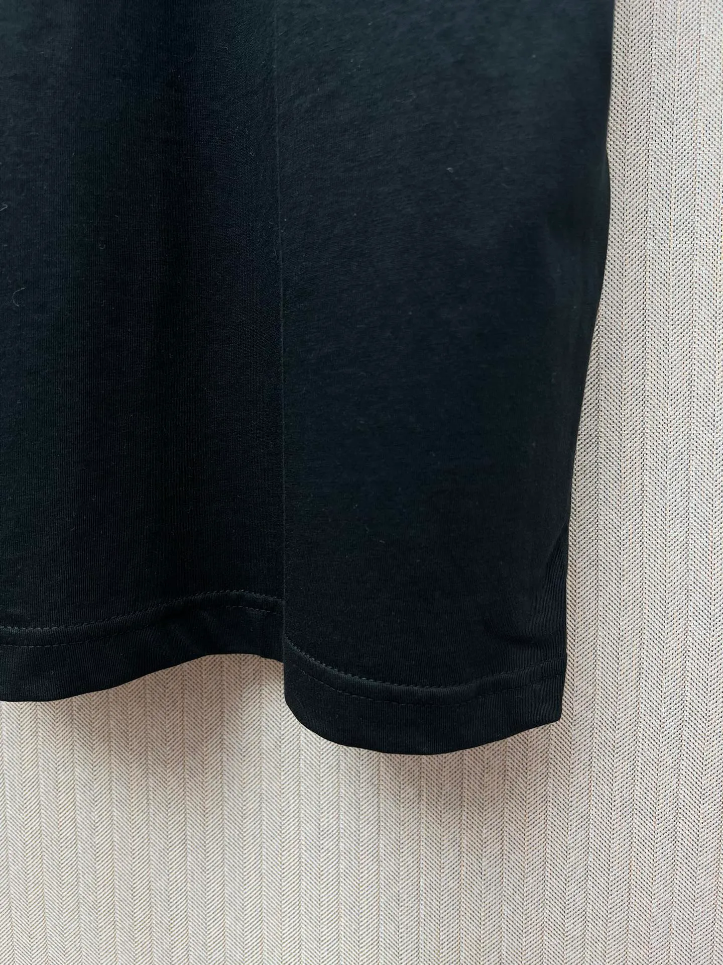 🅿️260 Paris 25ss new men's and women's black jersey medium fit T-shirt, decorated with qixi 25 artwork embroidery on the front and the same print on the back. Size: S.M.L.XL.