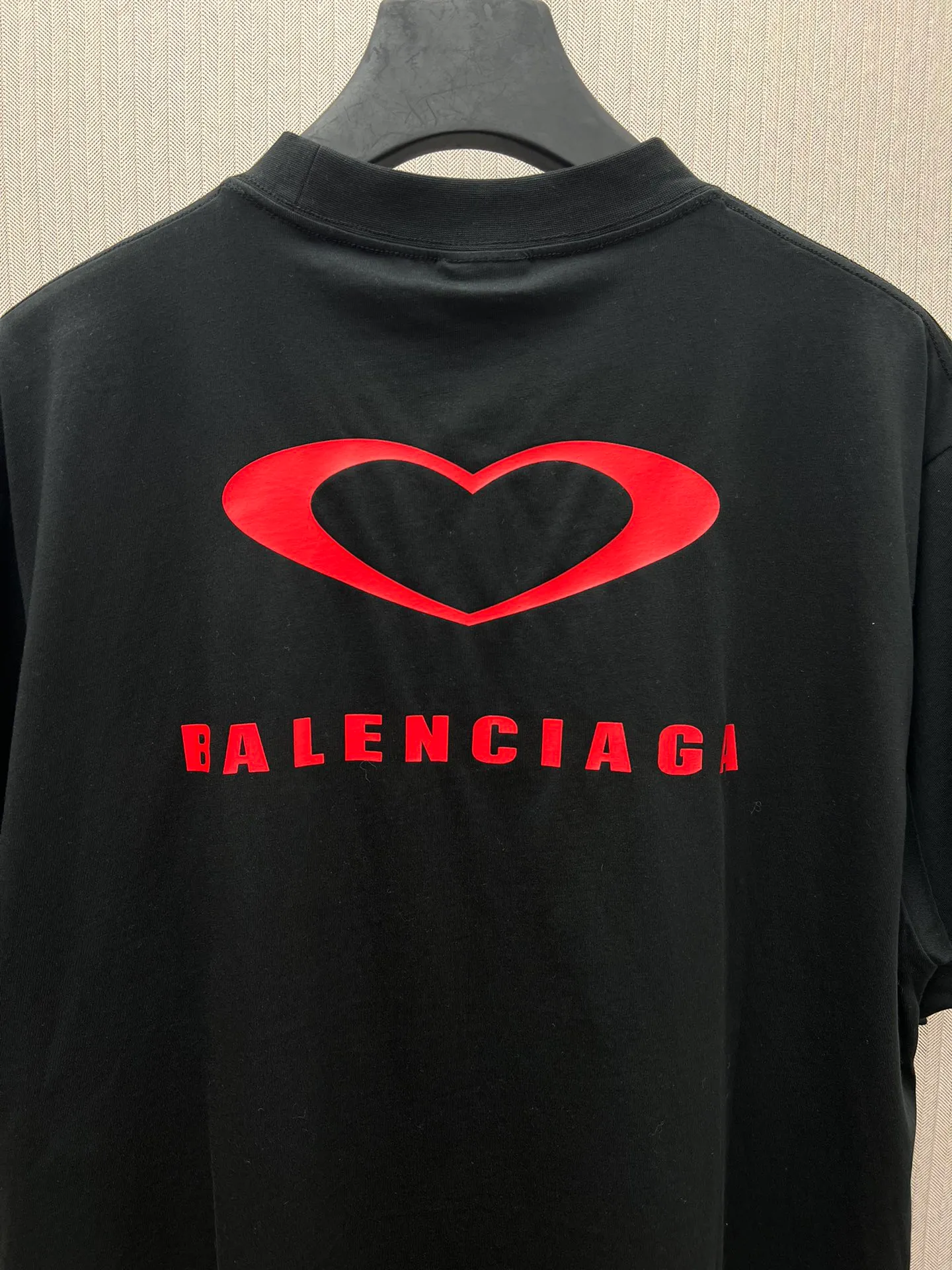 🅿️260 Paris 25ss new men's and women's black jersey medium fit T-shirt, decorated with qixi 25 artwork embroidery on the front and the same print on the back. Size: S.M.L.XL.
