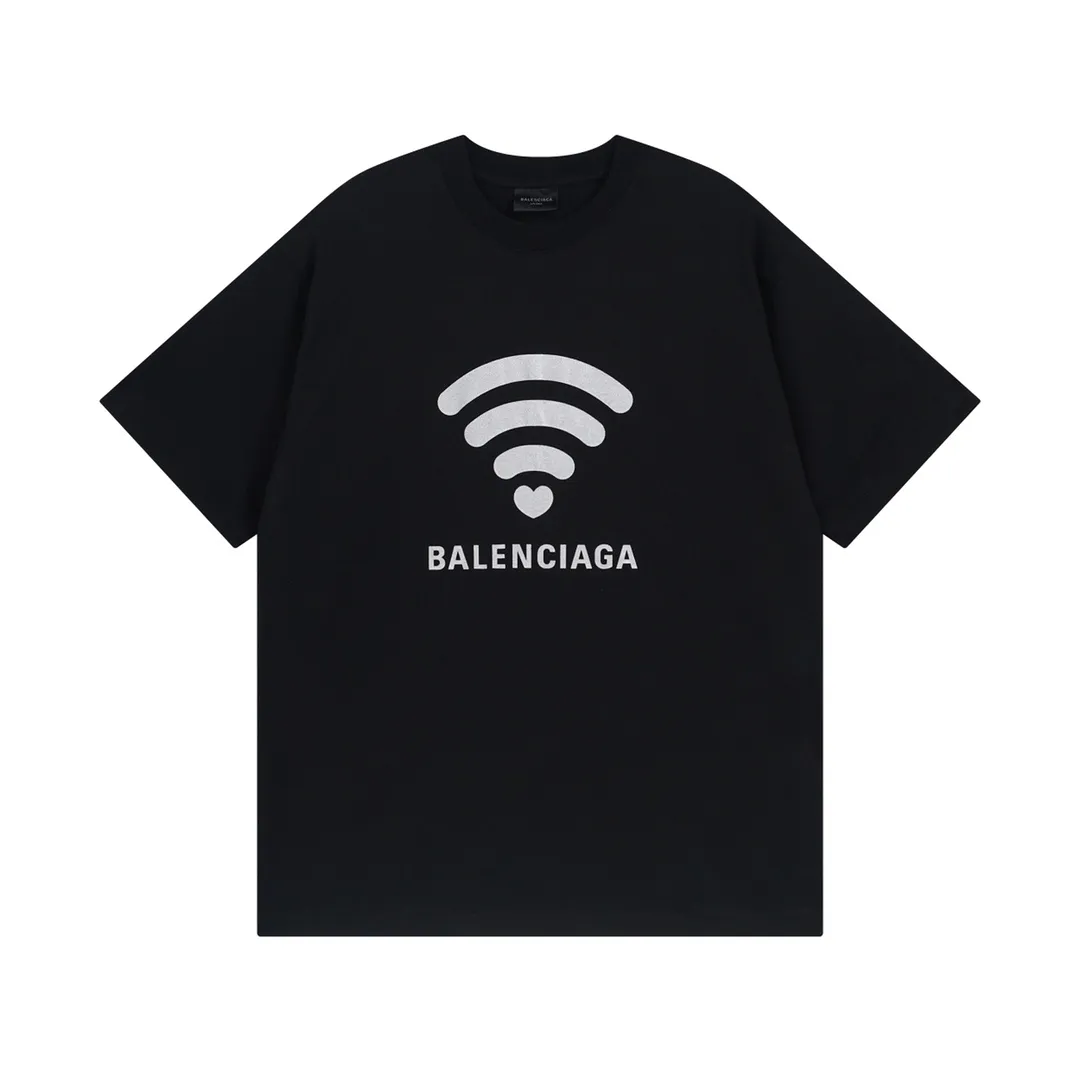 🅿️166 detailed pictures [Top version. Official website quality] BALENCI*GA/Paris. 2024 limited edition. 520 limited WI-FI catwalk style printed short-sleeved T-shirt. Brick cabinet synchronization. Genuine product developed at the first time, happy to print and compare! The fabric is made of Paris ZP custom-woven and dyed cotton double yarn. Weighing 260 grams, the cloth surface is clean. The cloth pattern is clear, soft and comfortable. The threads are dyed with no color difference. The printing uses environmentally friendly imported materials. The letters are clear and the effect is three-dimensional. The version adopts OS loose shoulder design. Same style for men and women. Code: BL223368 Color: black. Off-white Size: XS to L