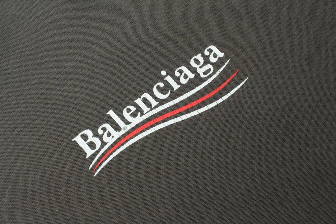 🅿️300 Detailed picture [Top version. Official website quality] BALENCI*GA/Paris# classic model, 2023 autumn and winter new style. Coke cracked printed worn distressed long-sleeved hooded sweatshirt. The fabric is made of Paris ZP custom-woven and dyed cotton double yarn David sweatshirt. The weight is 450 grams, the cloth surface is clean. The cloth pattern is clear, soft and comfortable. The threads are dyed with no color difference. The classic pattern printing uses environmentally friendly imported glue, split printing, precision stencil, clear letters, no burrs, and strong three-dimensional effect. The garments are worn and worn. All colors are synchronized with the brick cabinets, custom woven and dyed, and will not fade. Different market currencies. The version adopts OS loose shoulder design. Same style for men and women. Code: BL238029 Color: black, smoke gray, plain blue, off-white Size: XS S M L