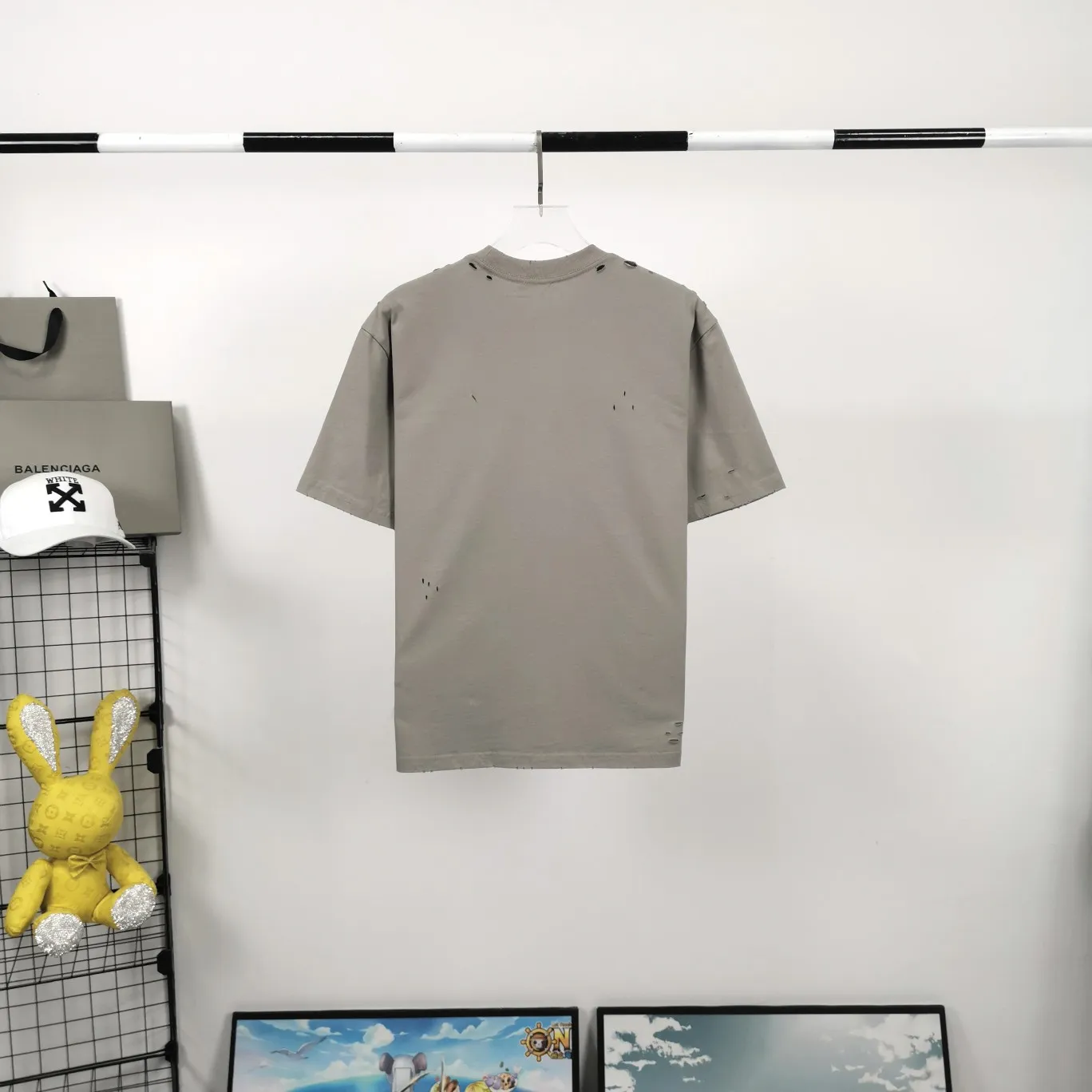 [New arrival] Top tested version Balenciaga 22S early spring new style fashion hole phantom mosaic loose short-sleeved T-shirt with blurred letters for men and women. Customized original version of 260g 32-count double-ply fabric. The fabric density is extremely high. The chest is printed with digital direct injection, which has a blurred mathematical pattern dizzy effect. It restores the hazy gradient phantom printing of the English "Balenciaga" on the chest without any difference. The intercalated gray is a yarn-dyed fabric, and the yarn is dyed first and then woven. Feel free to compare.  The fabric necklines are all artificially drilled and distressed by hand. There are laser holes on the chest and back to ensure that the fabric will not wrinkle or deform when holes are made.  Size: XS-L P: 260