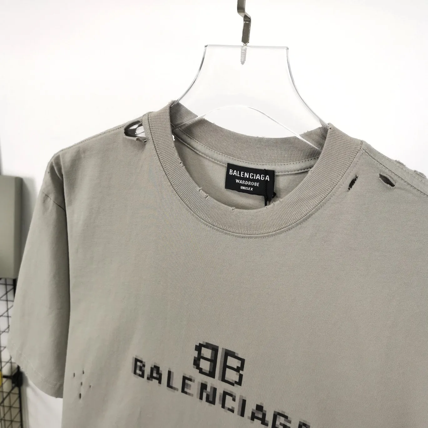 [New arrival] Top tested version Balenciaga 22S early spring new style fashion hole phantom mosaic loose short-sleeved T-shirt with blurred letters for men and women. Customized original version of 260g 32-count double-ply fabric. The fabric density is extremely high. The chest is printed with digital direct injection, which has a blurred mathematical pattern dizzy effect. It restores the hazy gradient phantom printing of the English "Balenciaga" on the chest without any difference. The intercalated gray is a yarn-dyed fabric, and the yarn is dyed first and then woven. Feel free to compare.  The fabric necklines are all artificially drilled and distressed by hand. There are laser holes on the chest and back to ensure that the fabric will not wrinkle or deform when holes are made.  Size: XS-L P: 260