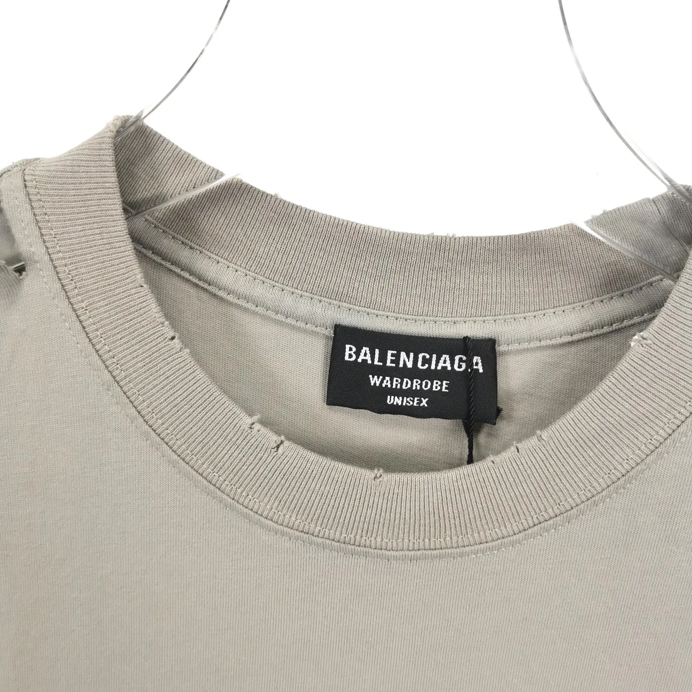 [New arrival] Top tested version Balenciaga 22S early spring new style fashion hole phantom mosaic loose short-sleeved T-shirt with blurred letters for men and women. Customized original version of 260g 32-count double-ply fabric. The fabric density is extremely high. The chest is printed with digital direct injection, which has a blurred mathematical pattern dizzy effect. It restores the hazy gradient phantom printing of the English "Balenciaga" on the chest without any difference. The intercalated gray is a yarn-dyed fabric, and the yarn is dyed first and then woven. Feel free to compare.  The fabric necklines are all artificially drilled and distressed by hand. There are laser holes on the chest and back to ensure that the fabric will not wrinkle or deform when holes are made.  Size: XS-L P: 260